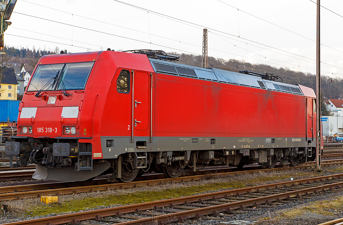 
Die 185 318-3 (91 80 6185 318-3 D-DB) der DB Schenker Rail abgestellt am 21.02.2015 in Kreuztal. 

Die TRAXX F140 AC2 wurde 2008 bei Bombardier in Kassel unter der Fabriknummer 34191 gebaut.