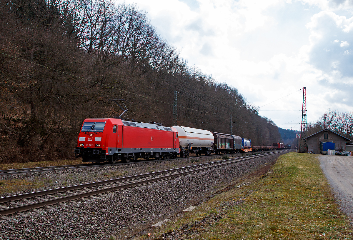Die 185 341-5 (91 80 6185 341-5 D-DB), eine Bombardier TRAXX F140 AC2 der DB Cargo Deutschland AG fährt am 26.03.2021, mit einem gemischten Güterzug, durch den Hp Dillbrecht an der Dillstrecke (KBS 445) in südlicher Richtung. Ein Wagen am Ende des Zuges hatte wohl gewaltige Flachstellen an den Rädern, was unüberhörbar war.

Die TRAXX F140 AC2 wurde 2009 von Bombardier in Kassel unter der Fabriknummer 34224 gebaut.
