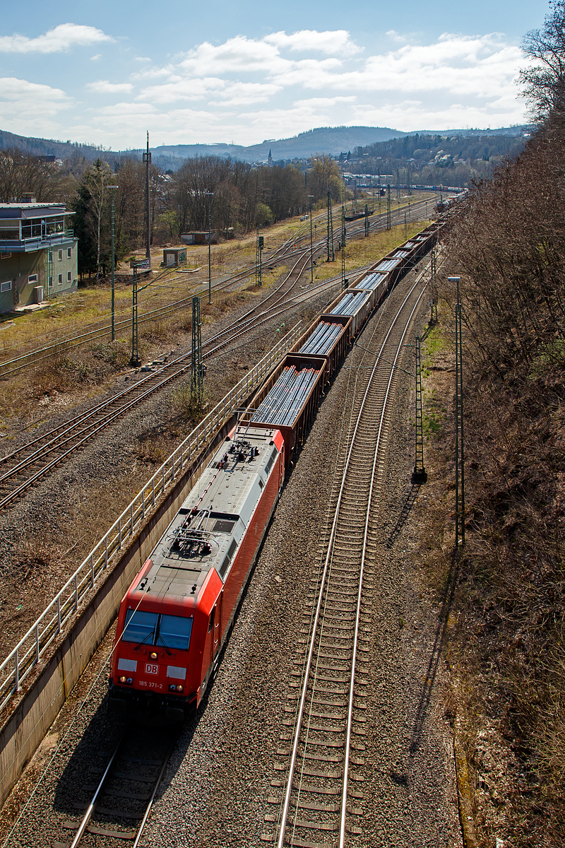 Die 185 371-2 (91 80 6185 371-2 D-DB) der DB Cargo Deutschland AG fährt am 02.04.2021, mit einem offenen Güterzug (Ganzzug mit offenen Güterwagen der Gattung Enos-x, beladen mit Tubing Rohre (Rohre für Bohrgestänge „drill pipe“), durch Betzdorf/Sieg in Richtung Köln.

Die TRAXX F140 AC2 wurde 2009 von Bombardier in Kassel unter der Fabriknummer 34649 gebaut.

Hinten im Rbf Betzdorf ist eine SBB Cargo Re 482 mit einem KLV-Zug abgestellt.