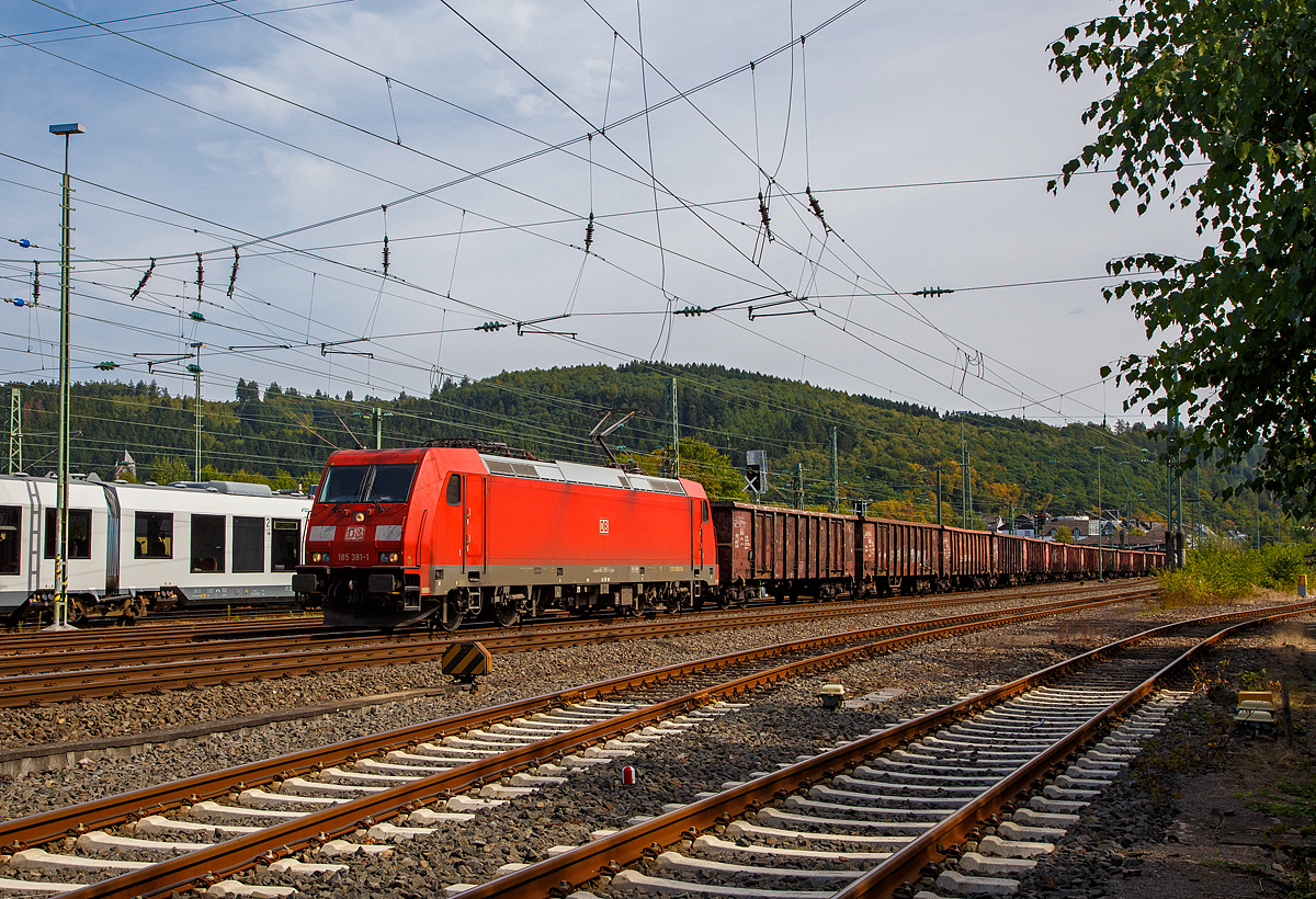 Die 185 381-1 (91 80 6185 381-1 D-DB) der DB Cargo AG fährt am 03.09.2016 mit einem langen offenen Güterzug (Wagen der Gattung Eanos-x) durch Betzdorf (Sieg) in Richtung Köln. 

Die TRAXX F140 AC2 wurde 2009 von Bombardier in Kassel unter der Fabriknummer 34670 gebaut