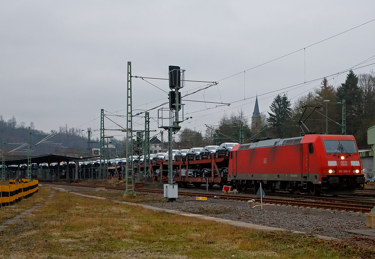Die 185 386-0 (91 80 6185 386-0 D-DB) der DB Cargo Deutschland AG fährt am 14.12.2021 mit einem sehr langen Autotransportzug der DB Cargo Logistics GmbH (ex ATG Autotransportlogistic GmbH) durch Betzdorf/Sieg in Richtung Köln.

Nochmals einen liebe Gruß an den netten Lokführer zurück.

Die TRAXX F140 AC 2 wurde 2009 bei Bombardier in Kassel unter der Fabriknummer 34686 gebaut. 
