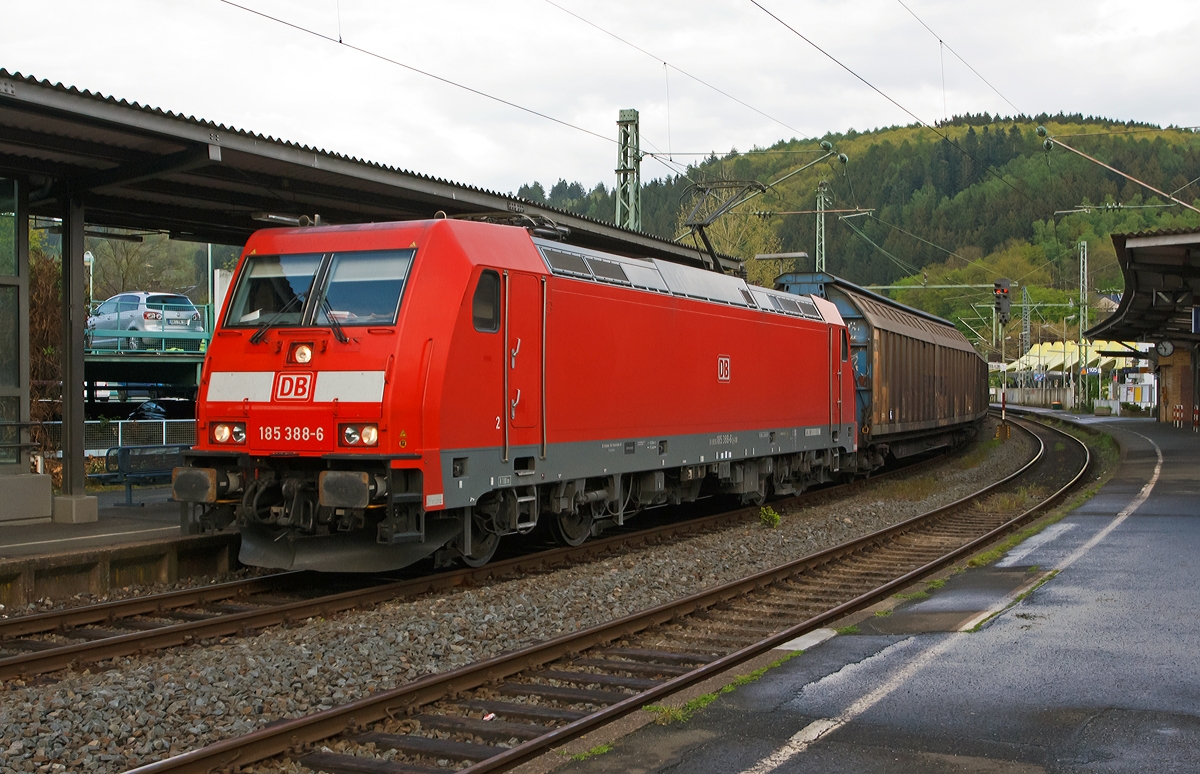 Die 185 388-6 (eine TRAXX F140 AC 2) der DB Schenker Rail Deutschland AG zieht am 23.04.2014 einen gemischten Güterzug durch den Bahnhof Betzdorf/Sieg in Richtung Köln.

Die Lok wurde 2009 bei Bombardier in Kassel unter der Fabriknummer 34695 gebaut.  Sie hat die NVR-Nummer 91 80 6185 388-6 D-DB und die EBA-Nummer  EBA 03J15A 171.