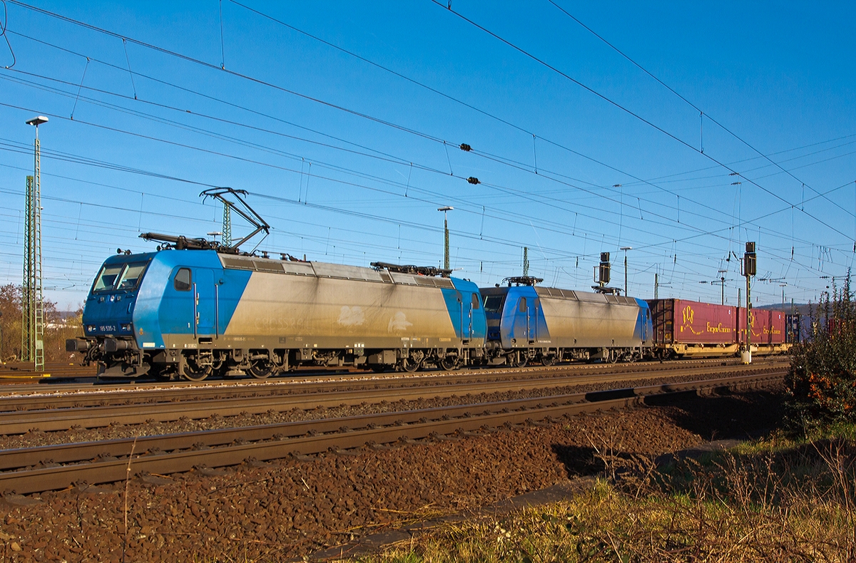 
Die 185 535-2 zieht am 09.03.2014 die kalte 145-CL 203 (145 523) und einem Container-/Wechselbehälterzug bei Koblenz-Lützel in Richtung Köln. Die TRAXX-Loks fahren für die Crossrail. 

Die 145-CL 203 (145 523) eine TRAXX F140 AC  wurde 2001 bei Adtranz in Kassel (heute Bombardier) unter der Fabriknummer 33846 gebaut. Sie trägt (z.Z. der Aufnahme) die NVR-Nummer 91 80 6145 099-8 D-XRAIL und die EBA-Nummer EBA 95T14A 099.  

Die 185 535-2 eine TRAXX F140 AC2 (BR 185.2) wurde 2004 bei Bombardier in Kassel unter der Fabriknummer  33846 gebaut. Sie trägt (z.Z. der Aufnahme) die NVR-Nummer 91 80 6185 535-2 D-XRAIL und die EBA-Nummer EBA 99A22D 142. Sie hat die Zulassungen für Deutschland, Österreich und Schweiz
