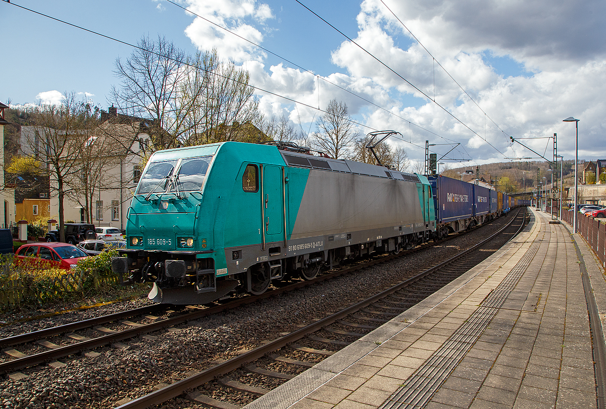 Die 185 609-5 (91 80 6185 609-5 D-ATLU) der Alpha Trains Luxembourg fährt am 07.04.2022 mit einem langen KLV-Zug durch den Bahnhof Kirchen (Sieg) in Richtung Köln. 

Die TRAXX F140 AC2 wurde 2008 von Bombardier in Kassel unter der Fabriknummer 34244 gebaut und an die Alpha Trains Belgium geliefert. Sie hat die Zulassungen für Deutschland, Österreich und Ungarn. In ihrer relativ kurzen Betriebszeit hat sie schon viele NVR-Stationen gehabt. 
