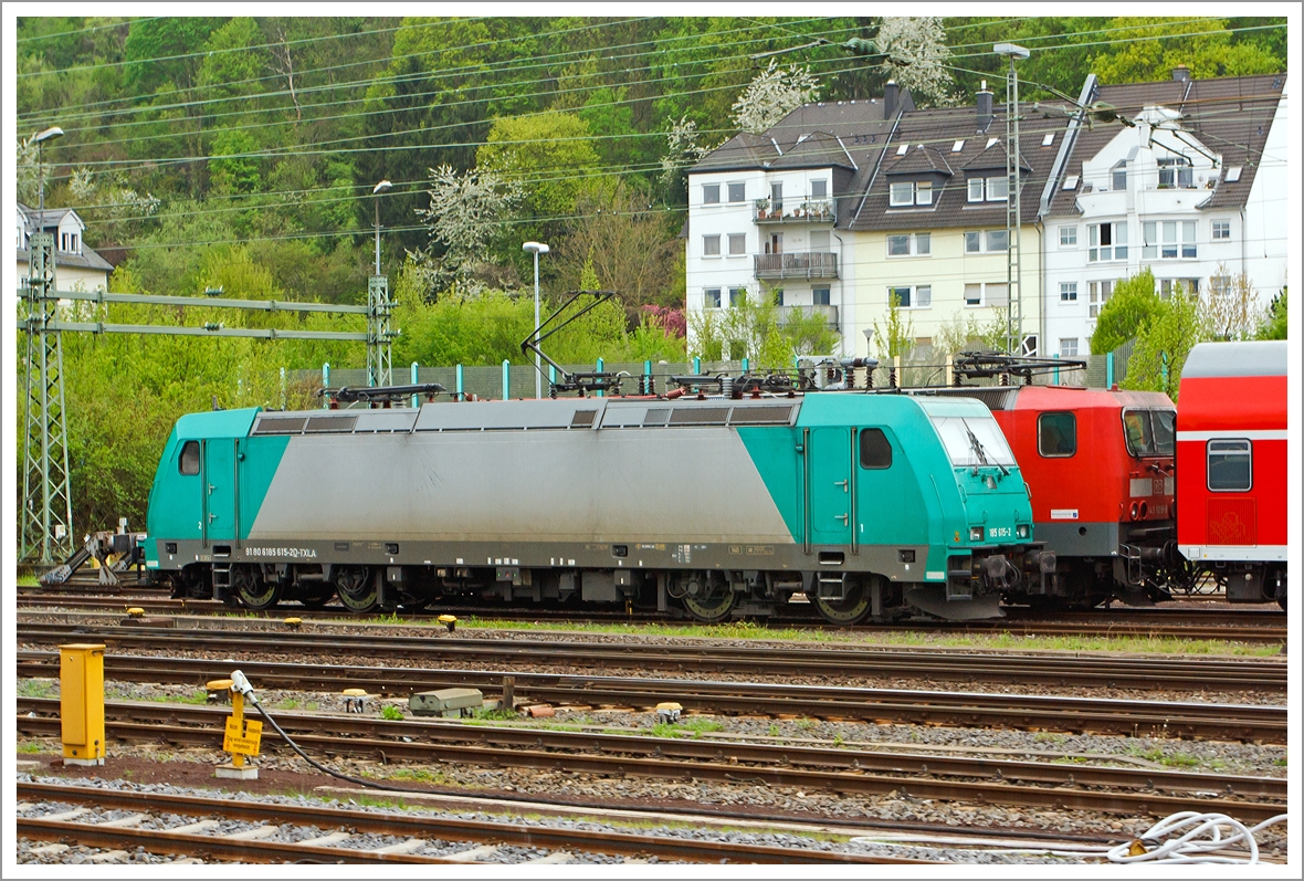 Die 185 615-2 (eine Bombardier TRAXX F140 AC 2) der TXLogistik AG ist am 28.04.2013 abgestellt beim Hbf Koblenz.  

Die Lok wurde 2008 bei Bombardier in Kassel unter der Fabriknummer 34277 gebaut und Angel Trains Cargo geliefert, 2011 kam sie zur TXL. Sie tr�gt die NVR-Nummer  91 80 6185 615-2 D-TXLA, die EBA-Nr. ist  EBA 03J15A 580.

Hinweis: Aufgenaommen aus einem Sonderzug.