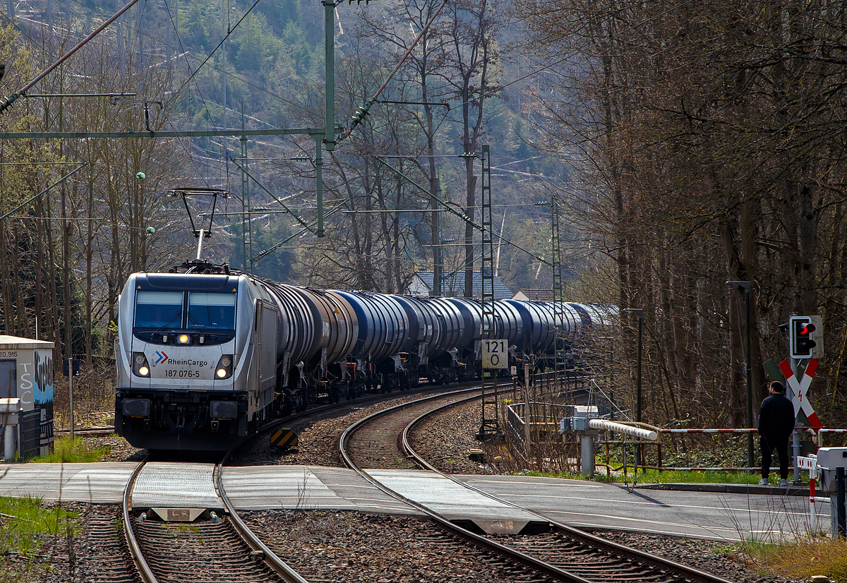 Die 187 076-5 (91 80 6187 076-5 D-RHC) der RheinCargo GmbH & Co. KG fährt am 20.04.2021 mit einem Kesselwagenzug durch Kirchen a. d. Sieg in Richtung Siegen.

Die Bombardier TRAXX F140 AC3 wurde 2016 von der Bombardier Transportation GmbH in Kassel unter der Fabriknummer 35255 gebaut und an RheinCargo geliefert.