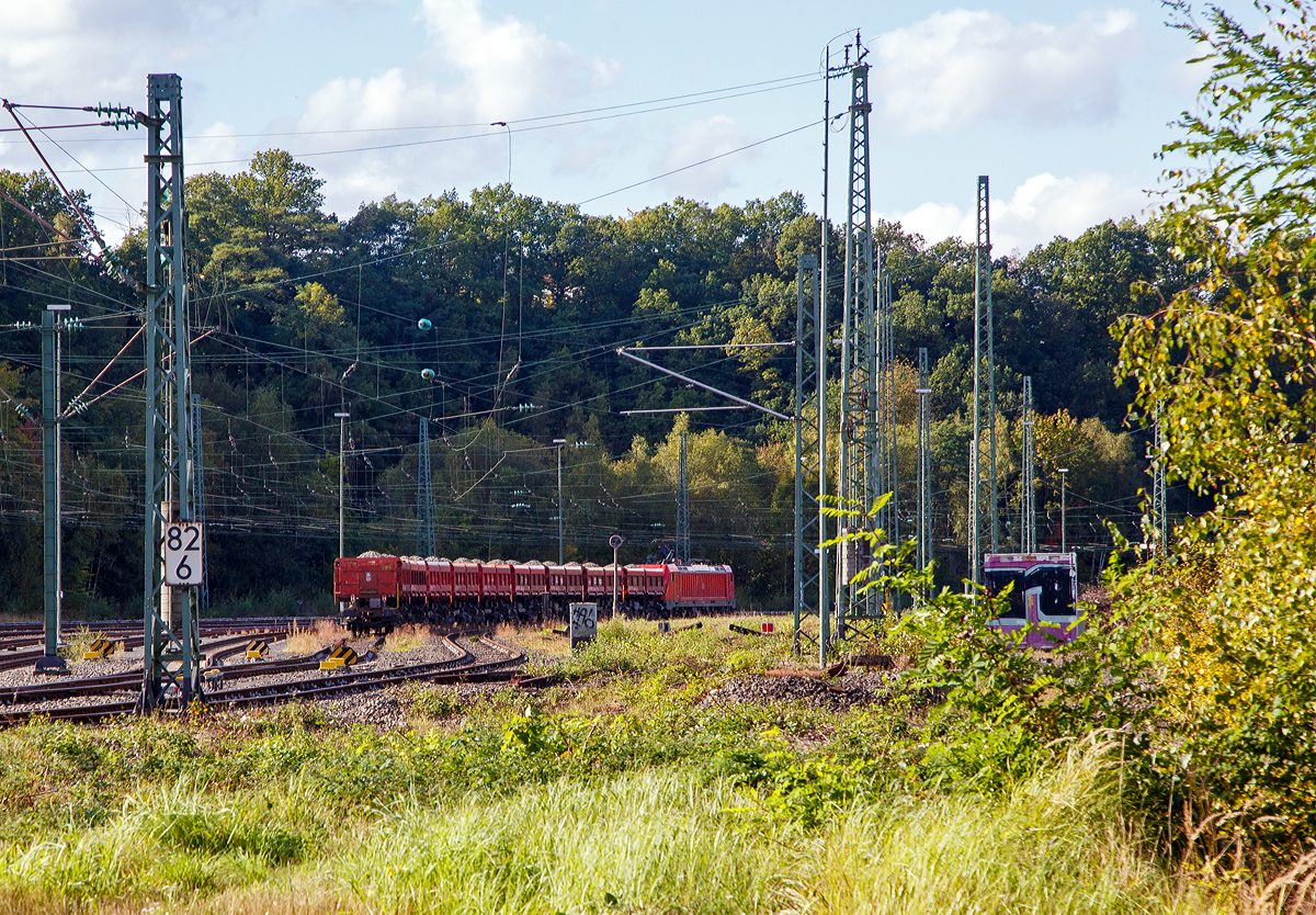 Die 187 162 (91 80 6187 162-3 D-DB) der DB Cargo AG zieht nun (am 04.10.2021) den Schotterzug (Schüttgutkippwagen der Gattung Fans) in den Rangierbahnhof Betzdorf (Sieg), wo sie den Zug abstellt.
