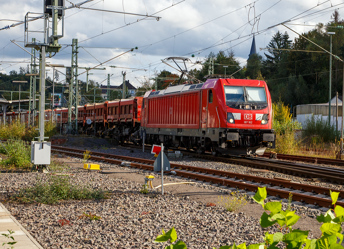 Die 187 162 (91 80 6187 162-3 D-DB) der DB Cargo AG erreicht am 04.10.2021 mit einem Schotterzug (Schüttgutkippwagen der Gattung Fans) Betzdorf (Sieg) und stellt den Zug im Rbf ab.

Die TRAXX F140 AC3 (ohne LM) wurde 2018 von der Bombardier Transportation GmbH in Kassel unter der Fabriknummer KAS 35480 gebaut.