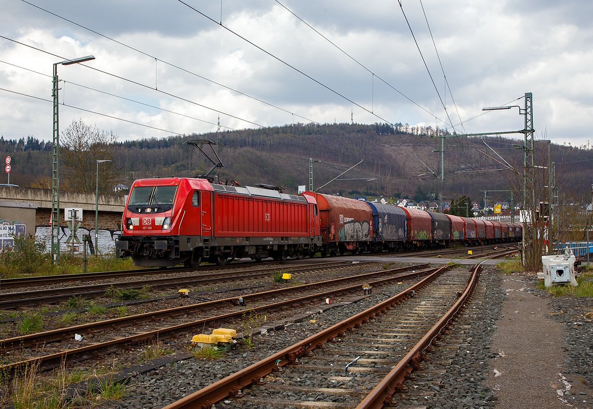 Die 187 168 (91 80 6187 168-0 D-DB) der DB Cargo AG f�hrt am 14.04.2022 mit einem Coilzug durch Niederschelden / Niederschelderh�tte in Richtung K�ln. 

Die TRAXX F140 AC3 wurde 2018 von Bombardier in Kassel unter der Fabriknummer KAS 35489 gebaut.
