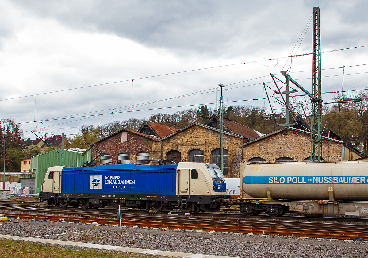 Die 187 321-5 (91 80 6187 321-5 D-WLC), eine Bombardier TRAXX F140 AC3 LM, Wiener Lokalbahnen Cargo GmbH (WLC) fährt am 16.04.2021 mit einem HUPAC Containerzug durch Betzdorf (Sieg) in Richtung Siegen.

Die TRAXX F140 AC3 LM wurde 2017 von Bombardier in Kassel unter der Fabriknummer 35289 gebaut. Nach meiner Sichtung hat die Lok die Zulassung für Deutschland und Österreich. Für Ungarn und Rumänien sind die Zulassungen noch nicht erteilt (H und RO sind durchgestrichen).

Die TRAXX F140 AC LM ist eine vierachsige Lokomotive mit einer Dauerleistung von 5.600 kW (Kurzzeitleistung  Power Boost : 6.000 kW) für den grenzüberschreitenden Einsatz. Die Lokomotive befördert hauptsächlich Güterzüge auf den europäischen Hauptstrecken, die mit 15 kV oder 25 kV elektrifiziert sind. Die Höchstgeschwindigkeit beträgt 140 km/h. Die Lokomotiven können in gemischter Mehrfachtraktion mit BR185 und BR186 eingesetzt werden.

TECHNISHE DATEN (u.a. nach Angaben der WLC)
Hersteller:  Bombardier Transportation
Spurweite:  1.435 mm (Normalspur)
Achsanordnung: Bo’ Bo’
Länge über Puffer: 18.900 mm
Drehzapfenabstand: 10.440 mm
Achsabstand im Drehgestell: 2.600 mm
Treibraddurchmesser:  1.250 mm (neu) / 1.170 mm (abgenutzt)
Höhe:  4.283 mm
Breite:  2.977 mm
Lichtraumprofil: UIC 505-1
Dienstgewicht:  87 t
Fahrmotoren: 4 Asynchronmotoren
Bremse: Elektrische Bremse

Daten im Oberleitungsbetrieb:
Höchstgeschwindigkeit: 140 km/h
Dauerleistung: 5.600 kW 
Kurzzeitleistung  Power Boost : 6.000 kW
Anfahrzugkraft: 300 kN
Dauerzugkraft: 252 kN bei 80 km/h
Stromsystem:  15 kV 16,7 Hz~ und 25 kV 50 Hz~

Daten im Dieselbetrieb (Last-Mile):
Nenndrehzahl: 1.800 U/min
Höchstgeschwindigkeit:  60 km/h
Dauerleistung: 320 kW
Tankinhalt:  400 l

Zugsicherung:  GSMR Zugfunk, ETCS, PZB, LZB, ZUB, Signum
