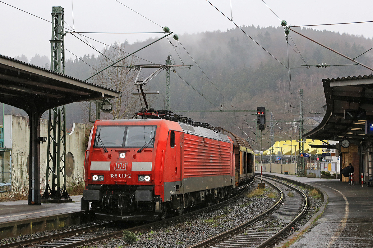
Die 189 010-2 (91 80 6189 010-2 D-DB) der DB Schenker Rail Deutschland AG fährt am 03.01.2015 mit einem gem. Güterzug durch den Bahnhof Betzdorf/Sieg in Richtung Köln.
 
Die Siemens ES64F4 wurde 2003 von Siemens unter der Fabriknummer 20678 gebaut.