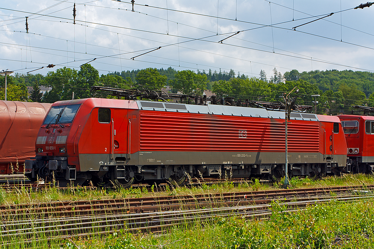 
Die 189 058-1 (91 80 6189 058-1 D-DB) der DB Schenker Rail Deutschland AG ist am 03.06.2014 in Kreuztal im Abstellbereich abgestellt. 

Die Siemens ES64F4 wurde 2004 bei Siemens in München unter der Fabriknummer 20754 gebaut.