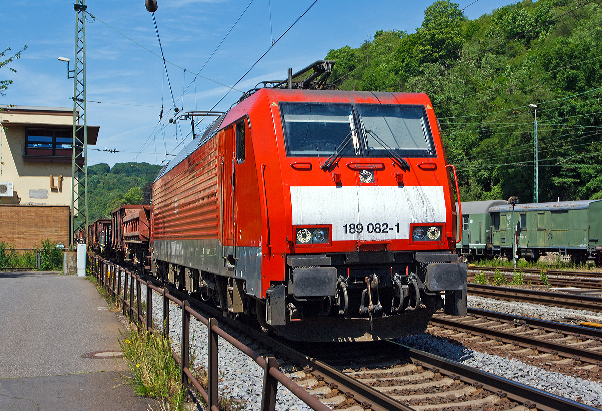 
Die 189 082-1 (91 80 6189 082-1 D-DB) der DB Schenker Rail Deutschland AG fährt am 06.06.2014 mit einem gemischten Güterzug durch Linz am Rhein in Richtung Süden.

Die Siemens ES 64 F4 hat die Zugsicherungssystem-Komponenten für Deutschland und Niederlande installiert (Class 189-VJ) und wurde 2005 von Siemens in München unter der Fabriknummer 21067 gebaut.