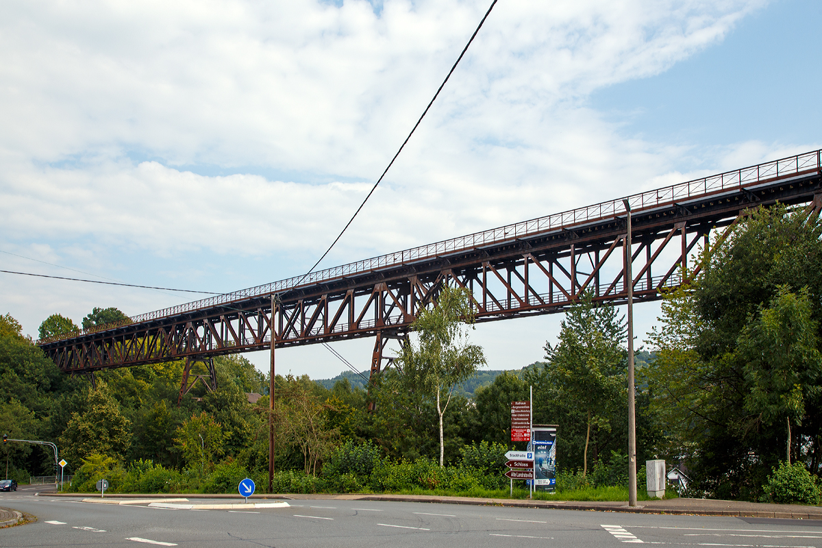 
Die 1906 errichtete Hülsbachtalbrücke in Westerburg (Westerwald), eine 225 m lange Eisenbahnbrücke der  Westerwaldquerbahn (ex KBS 425). 

Die Westerwaldquerbahn ist eine ehmalige 74,3 km lange Eisenbahnstrecke, die ursprünglich als Nebenbahn von Herborn über Driedorf, Fehl-Ritzhausen und Westerburg nach Montabaur führte. Heute ist nur noch der Abschnitt zwischen Wallmerod und Montabaur für den Güterverkehr in Betrieb.
