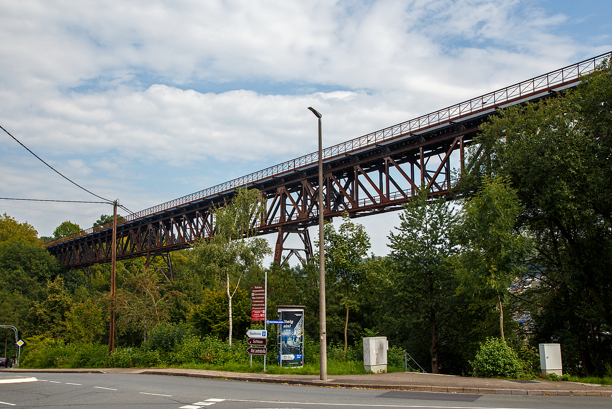 Die 1906 errichtete Hülsbachtalbrücke in Westerburg (Westerwald), eine 225 m lange Eisenbahnbrücke der ehemaligen Westerwaldquerbahn (ex KBS 425). Die Westerwaldquerbahn ist eine ehemalige 74,3 km lange Eisenbahnstrecke, die ursprünglich als Nebenbahn von Herborn über Driedorf, Fehl-Ritzhausen und Westerburg nach Montabaur führte. Heute ist nur noch der Abschnitt zwischen Wallmerod und Montabaur für den Güterverkehr in Betrieb.