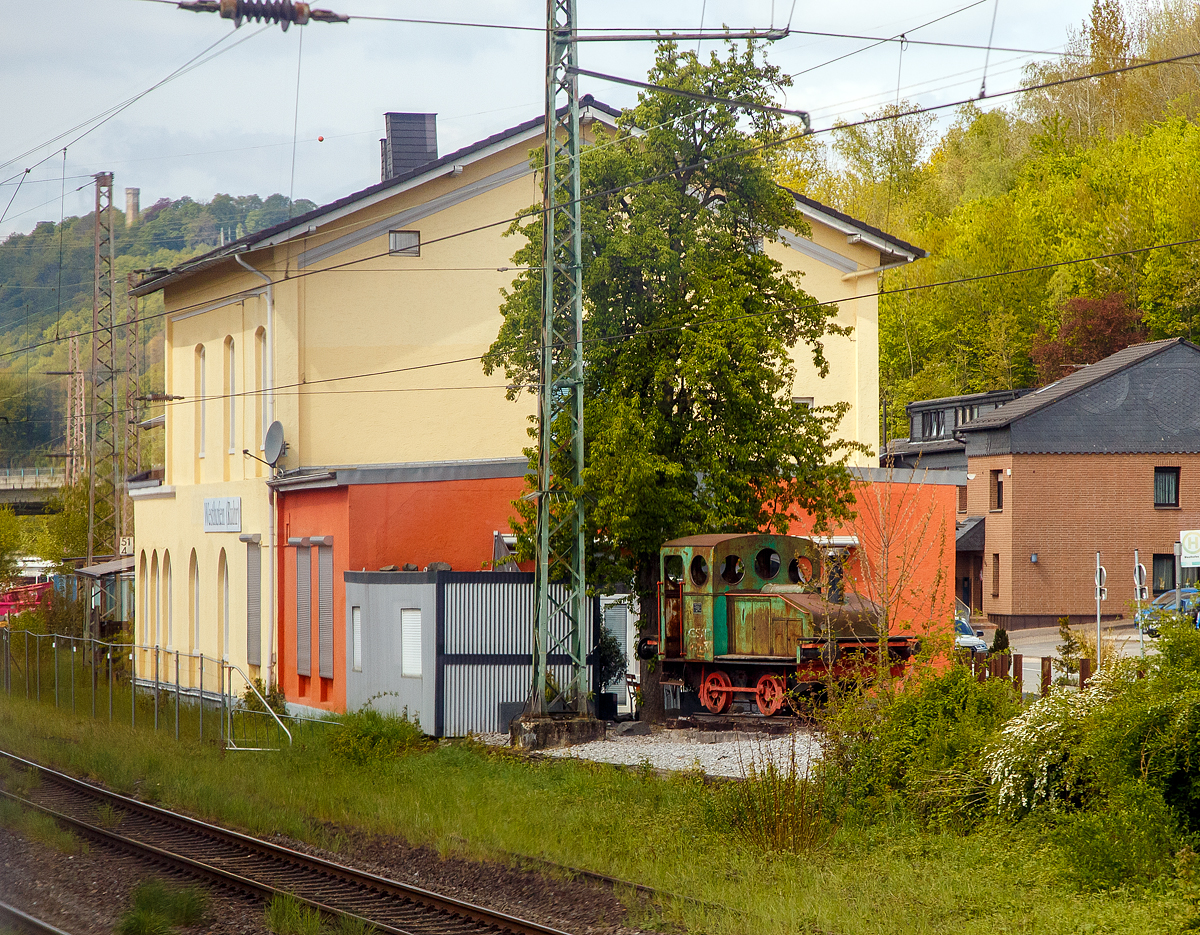 Die 1921 von der Gasmotoren-Fabrik Deutz AG unter Fabriknummer 4169 f�r die Miele & Cie. KG in G�tersloh gebaute Deutz C XIV R Rangierlok (heute Denkmallok) am 30.04.2022 beim Fensterbahnhof Westhofen (Ruhr). Aufnahme aus dem Zug heraus.

