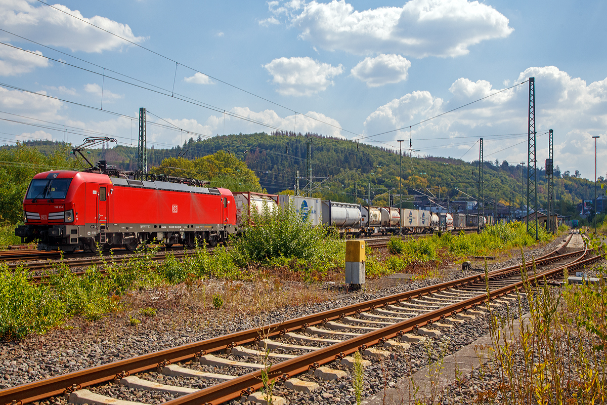 Die 193 334 (91 80 6193 334-0 D-DB) der DB Cargo AG f�hrt am 08.08.2020 mit einem KLV-Zug durch Betzdorf (Sieg) in Richtung K�ln.

Die Siemens Vectron MS (200 km/h - 6.4 MW) wurden 2018 von Siemens unter der Fabriknummer 22458 und gebaut, sie hat die Zulassungen f�r D/A/CH/I/NL und kann so vom Mittelmeer bis an die Nordsee ohne Lokwechsel durchfahren. 