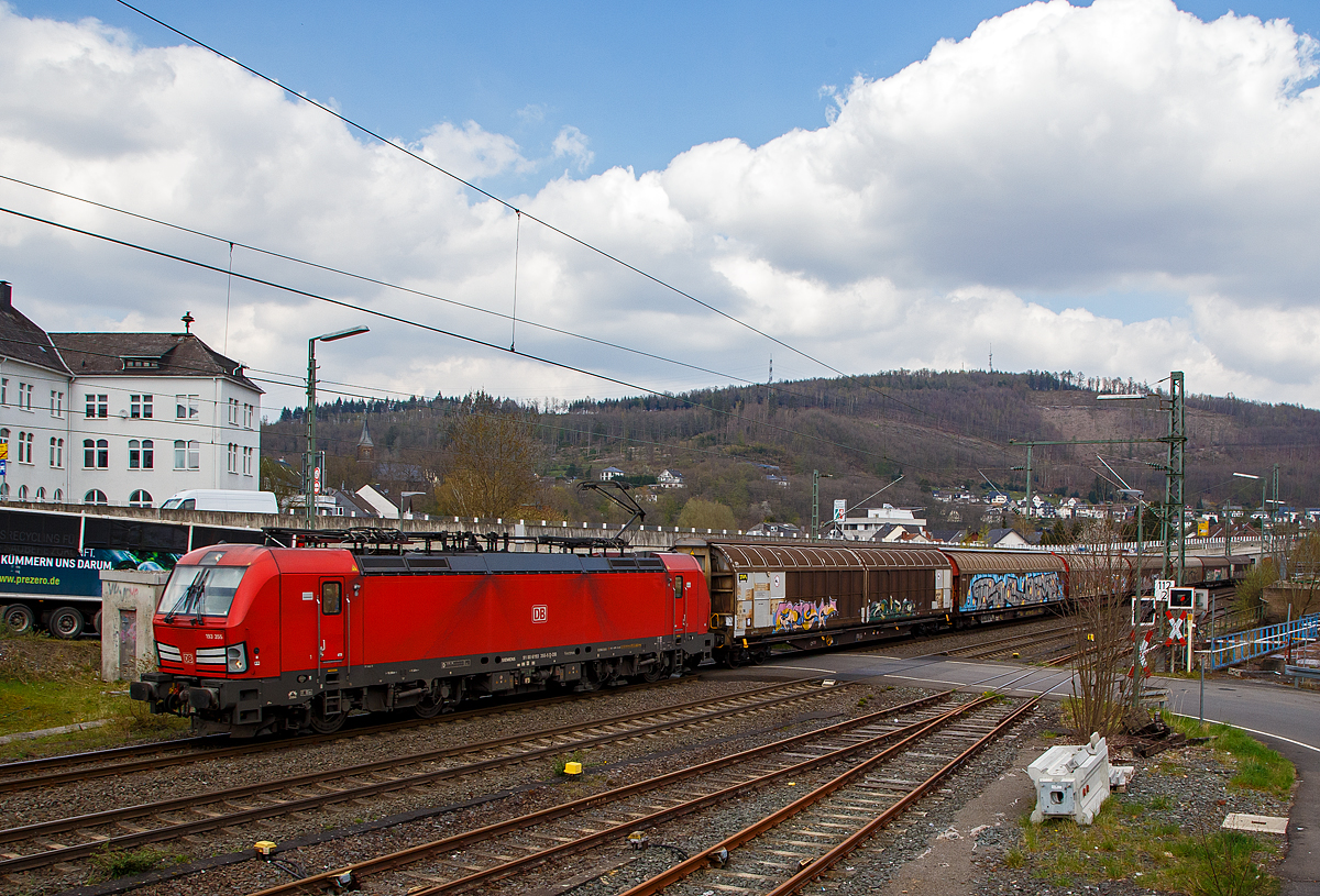 Die 193 355-5 (91 80 6193 355-5 D-DB) der DB Cargo AG f�hrt am 14.04.2022 mit einem gemischten G�terzug durch Niederschelden / Niederschelderh�tte in Richtung K�ln. 

Die Siemens Vectron MS (200 km/h - 6.4 MW) wurden 2018 von Siemens Mobilitiy in M�nchen-Allach unter der Fabriknummer 22478 gebaut, sie hat die Zulassungen f�r D/A/CH/I/NL.

