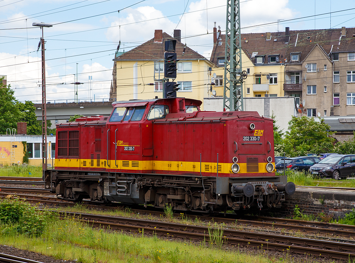 
Die 202 330-7 (98 80 3202 330-7 D-RCCDE) der Rail Cargo Carrier - Germany GmbH (ehem. EBM Cargo), ex DR 110 330-8, ex DR 112 330-6, ist am 20.05.2017 beim Hbf Hagen abgestellt. 

Die V 100.1 wurde 1971 bei LEW (VEB Lokomotivbau Elektrotechnische Werke  Hans Beimler , Hennigsdorf) unter der Fabrik-Nr. 12839 gebaut und als 110 330-8 an die DR geliefert.  Ein Umbau (Remotorisierung) in 112 330-6 erfolgte 1990, 1992 wurde sie dann in DR 202 330-7 umgezeichnet und zum 01.01.1994 lief sie dann als DB 202 330-7 bis sie im Jahr 2000 dort  z-gestellt und ausgemustert wurde. 
Nach vielen Stationen und 3 Farbwechsel kam sie 2011 zur EBM Cargo GmbH (heute Rail Cargo Carrier - Germany GmbH) als 202 330-7. A

ktuell angeschrieben ist die NVR-Nummer 98 80 3202 330-7 D-RCCDE (Klassifizierung Diesel-Rangierlok bis 100 km/h) und nicht wie auf vielen Seiten geschrieben 92 80 1202 330-7 D-RCCDE.