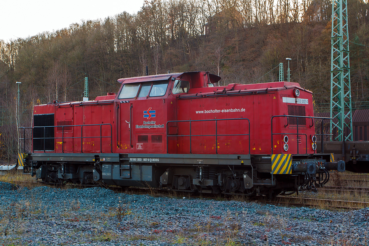 Die 203 007-0 (92 80 1203 007-0 D-BOEG) der BEG - Bocholter Eisenbahngesellschaft mbH (ex DR 110 718-4, ex DR 112 718-2, ex DB 202 718-3, ex 203 006-2), ist am 25.11.2012 in Betzdorf/Sieg abgestellt.

Die DR V 100.1 wurde im Oktober 1974 von LEW (VEB Lokomotivbau Elektrotechnische Werke „Hans Beimler“ Hennigsdorf) unter der Fabriknummer 14419 gebaut und als 110 718-4 an die DR ausgeliefert. Der Umbau in 112 718-2 erfolgte 1986 und 1994 wurde sie dann in DR 202 718-3 umgezeichnet und so auch 1994 in die DB übernommen. Die z-Stellung und Ausmusterung bei der DB erfolgte dann 1998 und ging ans Schienenfahrzeugzentrum Stendal der DB Regio AG.

Im SFZ - Schienenfahrzeugzentrum Stendal wurde sie dann 2002 unter der Fabriknummer 05-06-2002 rekonstruiert, dabei bekam sie einen neuen MTU Dieselmotor vom Typ 12V 4000 R10. Bis 2011 hatte sie dann mehre Eigentümer und Untervermietungsstationen, wobei sie 2007 die neue NVR-Nummer 92 80 1203 007-0 D-DPR bekam, aber noch die Betrieberbezeichnung 203 006-2 trug. Im April 2011 kam sie dann zur BEG - Bocholter Eisenbahngesellschaft mbH, wodurch sie die neue NVR-Nummer 92 80 1203 007-0 D-BOEG bekam, die BEG bezeichnet sie nun auch als 203 007-0. Im Jahr 2013 ging die Lok an die Oak Capital Locolease GmbH (ab 2016 European Wagon Lease Asset GmbH & Co. KGaA) und trägt nun die NVR-Nummer 92 80 1203 007-0 D-OCRM.

TECHNISCHE DATEN:
Hersteller: LEW Hans Beimler
EBA-Nummer ist EBA 01C23K 007.
Spurweite: 1.435 mm (Normalspur)
Achsformel: B'B'
Länge über Puffer: 14.320 mm
Drehzapfenabstand: 7.000 mm
Achsstand im Drehgestell: 2.300 mm
Raddurchmesser: 1.000 mm (neu)
Breite: 3.140 mm
Höchstgeschwindigkeit: 100 km/h 
Dienstgewicht: 64 t
Maximale Radsatzlast:17 t

Motordaten:
Motorhersteller: MTU Friedrichshafen
Motortyp: MTU 12V 4000 R10
Art: 90°-V12- Zylinder- Viertakt-Dieselmotor mit Common-Rail-Einspritzsystem, Abgasturbolader und Ladeluftkühlung
Nennleistung: 1.380 kW (1.876 PS)
Nenndrehzahl: 1.800 U/min
Hubraum: 48,7 Liter (Bohrung-Ø 165 x Hub 190 mm)

Leistungsübertragung: dieselhydraulisch
Anfahrzugkraft: 207 kN
Tankvolumen: 2.200 l
Funkfernsteuerung: Cattron Theimeg
Zugfunk: GSMR-Zugfunk
Zugsicherungseinrichtung: PZB 90 System I80R
Kleinste befahrbarer Gleisbogen: R 80 mm
