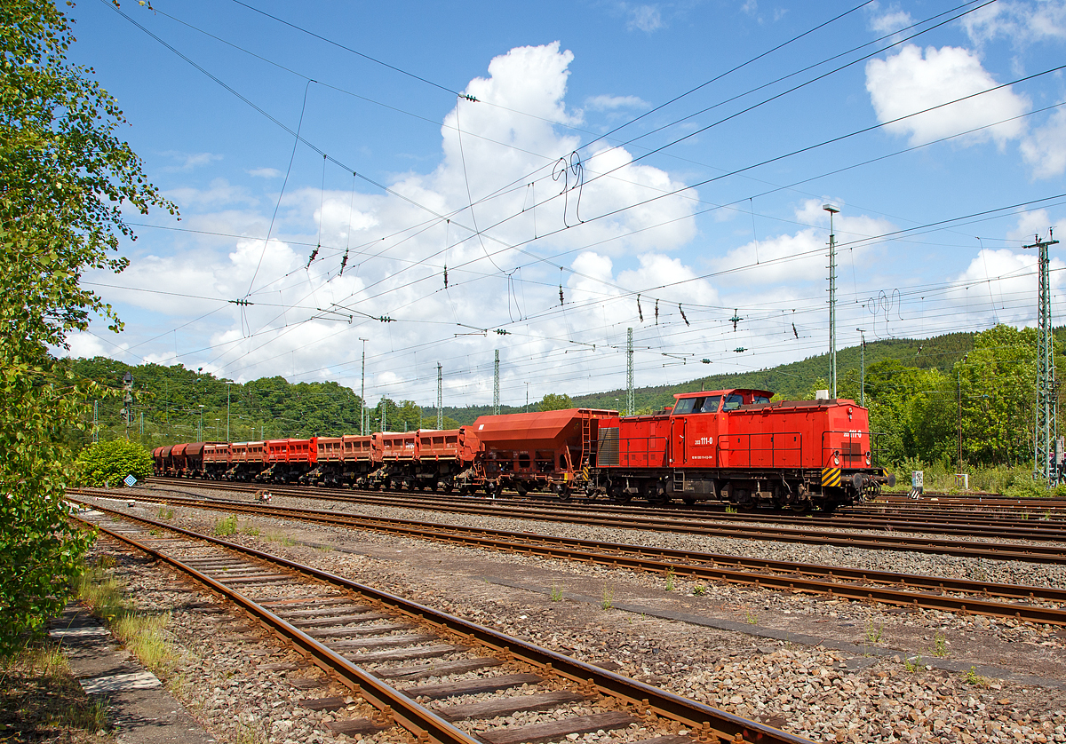 
Die 203 111-0 (92 80 1203 111-0 D-EBM) der Rail Cargo Carrier - Germany GmbH (ehem. EBM Cargo) fährt am 27.05.2016 mit einem Schotterzug von Betzdorf/Sieg in Richtung Siegen los.

Die V 100.1 wurde 1974 bei LEW (VEB Lokomotivbau Elektrotechnische Werke  Hans Beimler , Hennigsdorf) unter der Fabriknummer 14078 gebaut und als 110 651-7 an die DR ausgeliefert. 1985 erfolgte der Umbau in 112 651-5, die Umzeichnung in 202 651-6 erfolgte 1992, die Ausmusterung bei der DB erfolgte 2000. Im Jahre 2002 erfolgte durch ALSTOM Lokomotiven Service GmbH, Stendal der Umbau gemäß Umbaukonzept  BR 203.1  in die heutige 203 111-0, die Inbetriebnahme war im Jahr 2005. Bis 2012 war sie als 92 80 1203 111-0 D-ALS als Mietlok unterweg, 2012 wurde sie von der Eisenbahnbetriebsgesellschaft Mittelrhein (EBM Cargo GmbH) aus Gummersbach gekauft. 2015 wurde die EBM Cargo von der ÖBB Tochter Rail Cargo übernommen und fimiert nun unter Rail Cargo Carrier - Germany GmbH.
