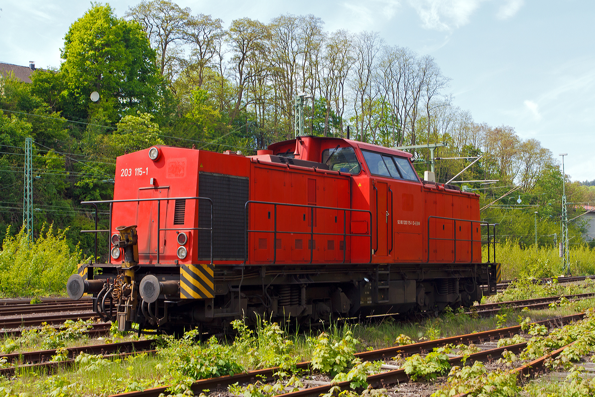 
Die 203 115-1 (92 80 1203 115-1 D-EBM)  der Eisenbahnbetriebsgesellschaft Mittelrhein GmbH (EBM Cargo GmbH) Gummersbach ist am 17.05.2012 in Betzdorf/Sieg abgestellt. 

Die V 100.1 wurde 1972 bei LEW (VEB Lokomotivbau Elektrotechnische Werke „Hans Beimler“ Hennigsdorf) unter der Fabriknummer 13489 gebaut und als 110 450-4 an die DR ausgeliefert. 1984 erfolgte der Umbau in DR 112 450-2, die Umzeichnung in 202 450-3 erfolgte 1992, die Ausmusterung bei der DB erfolgte 1998. Im Jahre 2002 ging sie an ALSTOM Lokomotiven Service GmbH in Stendal, dort erfolgte später der Umbau gemäß Umbaukonzept  BR 203.1  in die heutige 203 115-1, die Inbetriebnahme war im Jahr 2005.