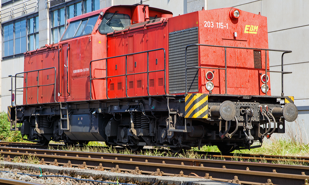 
Die 203 115-1 der Eisenbahnbetriebsgesellschaft Mittelrhein GmbH EBM Cargo GmbH, Gummersbach (NVR-Nummer: 92 80 1203 115-1 D-EBM) ist am 10.05.2015 im Hauptbahnhof Siegen abgestellt, hier waren Gleisbauarbeiten. Sie hat die EBA-Nummer EBA 01C23K 115.

Für dieses Bild habe ich meine Kamera auf den Bahnsteig aufgelegt und abgedrückt.

Die V 100.1 wurde 1972 bei LEW  (VEB Lokomotivbau Elektrotechnische Werke „Hans Beimler“, Hennigsdorf) unter der Fabriknummer 13489  gebaut und als 110 450-4 an die DR ausgeliefert. 1984 erfolgte der Umbau in 112 450-2, die Umzeichnung in 202 450-3 erfolgte 1992, die Ausmusterung bei der DB erfolgte 1998. Im Jahre 2002 erfolgte durch ALSTOM Lokomotiven Service GmbH, Stendal der Umbau gemäß Umbaukonzept  BR 203.1  in die heutige 203 115-1, die Inbetriebnahme war im Jahr 2005. Von 2005 bis Dezember 2010 war die Lok von  ALSTOM Lokomotiven Service GmbH wieder an die DB (DB Regio bzw. DB Schenker) vermietet, bis sie Anfang 2011 an die EBM verkauft wurde.

Technische Daten:
Spurweite: 1.435 mm (Normalspur)
Achsanordnung: B'B'
Länge über Puffer: 14.240mm
Radsatzabstand im Drehgestell: 2.300mm
Drehzapfenabstand: 7.000mm
Höhe über SO: 4.255mm
Dienstgewicht: 68 t

Motor: 12-Zylinder CATERPILLAR-Dieselmotor mit Direkteinspritzung, Abgasturbolader und Ladeluftkühlung, vom Typ CAT 3512 DI-TA
Motorleistung:  1.305 kW (1.774 PS)
Nenndrehzahl: 1.800 U/min
Hubraum: 51,8 Liter (Bohrung-Ø 170 x Hub 190 mm)
Motorgewicht: 6.537 kg
Getriebe: Voith Strömungsgetriebe GSR 30/5,7
Leistungsübertragung: dieselhydraulisch
Höchstgeschwindigkeit: 100 km/h
Kleinster befahrbarer Gleisbogenradius: 100m
Sie hat die EBA-Nummer EBA 01C23K 115