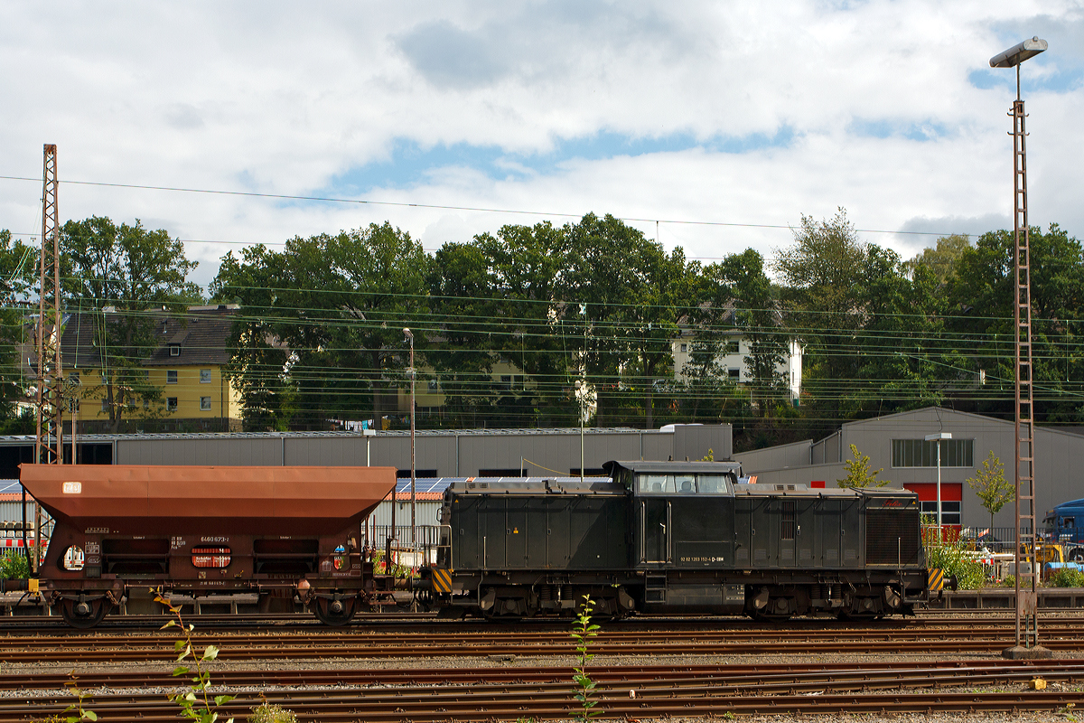 
Die 203 152-3  Felix  der (92 80 1203 152-4 D-EBM) der EBM Cargo GmbH (Gummersbach) ist am 28.08.2014 mit einem Schotterzug in Kreuztal abgestellt.

Die V 100.1 wurde 1975 bei LEW (VEB Lokomotivbau Elektrotechnische Werke „Hans Beimler“, Hennigsdorf) unter der Fabriknummer 15090 gebaut und als 110 818-2 an die DR ausgeliefert. 1985 erfolgte im Bw Güsten der Umbau und Umzeichnung in DR 112 818-0, die Umzeichnung in DR 202 818-1 erfolgte 1992 und ab 01.01.94 dann DB 202 818-1, die Ausmusterung bei der DB erfolgte 2000 und sie ging dann an SFZ - Schienenfahrzeugzentrum Stendal (heute ALS - ALSTOM Lokomotiven Service GmbH, Stendal) 202 818-1, hier war sie erst im Mietpool, dann erfolgte durch ALS der Umbau gemäß Umbaukonzept  BR 203.1  in die heutige 203 152-4. 
Nach einigen Stationen kam sie 2012 zur EBM Cargo.


Technische Daten:
Spurweite: 1.435 mm
Achsanordnung: B'B'
Leistungsübertragung: dieselhydraulisch
Höchstgeschwindigkeit: 100 km/h
Kleinste Dauerfahrgeschwindigkeit: 18 km/h
Dienstgewicht: 69 t
Spurweite: 1.435 mm
Länge über Puffer: 14.240 mm
Breite: 3.110 mm
Höhe über SO: 4.255mm
Radsatzabstand im Drehgestell: 2.300mm
Drehzapfenabstand: 7.000mm
Raddurchmesser: 1.000 mm (neu) / 910 mm (abgenutzt)
Kleinster befahrbarer Gleisbogenradius: 100 m
Kleinster befahrbarer Brückenradius: 300m

Motor:
Motorart: 12-Zylinder-Dieselmotor mit Direkteinspritzung, Abgasturbolader und Ladeluftkühlung
Motortyp: Caterpillar 3512 B DI-TA JW
Motorleitung: 1.305 kW (1.775 PS) bei 1.750 U/min
Hubraum: 51,8 l (Bohrung-Ø 170 x Hub 190 mm)
Motorgewicht: 6.537 kg

Getriebe: Voith Strömungsgetriebe GSR 30/5,7
