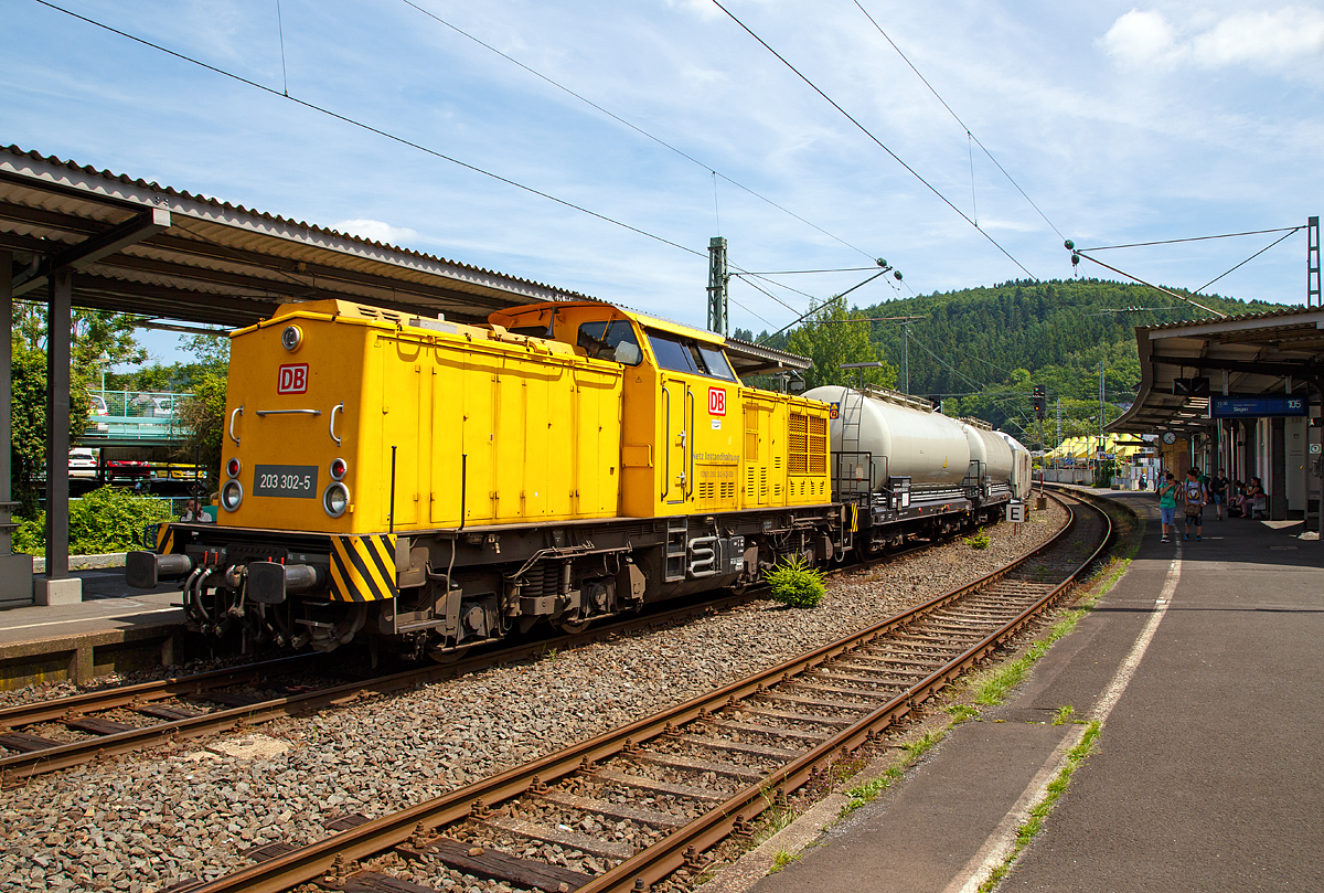 
Die 203 302-5 (92 80 1203 302-5 D-DB) der DB Netz AG, ex DR 202 555-9, ex DR 112 555-8, ex DR 110 555-0, schiebt nun am Endes des Zuges, am 10.06.2016 den Unkrautspritzzug der Bayer CropScience Deutschland GmbH vom Bahnhof Betzdorf (Sieg) wieder in Richtung Siegen. 

Vorne war 203 301-7 (92 80 1 203 301-7 D-DB) die Zuglok. 

Weitere Infos zu der 203 302-5 unter: http://hellertal.startbilder.de/bild/deutschland~dieselloks~br-203-umbau-dr-v-1001/361398/die-203-302-5-92-80-1203.html