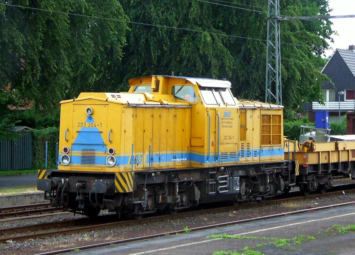
Die 203 304-1 (92 80 1203 304-1 D-DBG) der DBG - Deutsche Bahn Gleisbau GmbH, ex DB 202 416-4, ex DR 202 416-4, ex DR 112 416-3, ex DR 110 416-5, am 20.06.2009 im Bahnhof Meppen (aufgenommen aus einem Zug).

Die V 100.1 wurde 1971 bei LEW (VEB Lokomotivbau Elektrotechnische Werke „Hans Beimler“, Hennigsdorf) unter der Fabriknummer 12925 gebaut und als 110 416-5 an die DR ausgeliefert. 1983 erfolgte der Umbau in 112 416-3, die Umzeichnung in 202 416-4 erfolgte 1992, die Ausmusterung bei der DB erfolgte 2001. Im Jahre 2001 ging sie an ALSTOM Lokomotiven Service GmbH in Stendal, in wie weit dort ein Umbau erfolgte ist mir unbekannt. Im Mai 2002 ging sie dann an die Deutsche Bahn Gleisbau GmbH als 203 304-1,  dort erhielt sie 2007 die NVR-Nummer 92 80 1203 304-1 D-DBG