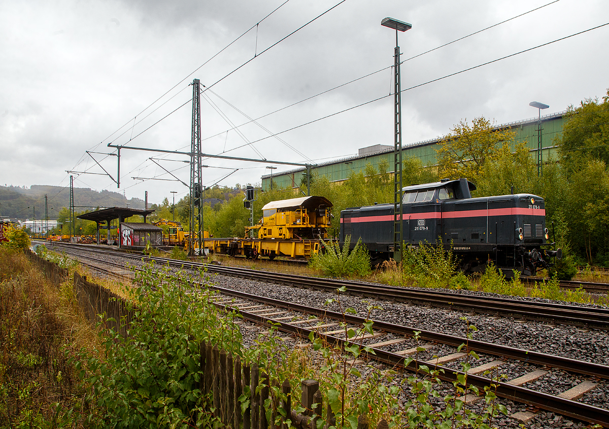 Die 211 079-9 (92 80 1211 079-9 D-JH) der JH - Joseph Hubert Bauunternehmung GmbH & Co. KG (Nürnberg), ex DB V 100 1079, am 17.09.2022 mit einem Schienenzug (Vossloh Langschienentransporteinheit STS und Schienen-Ladewagen SLW 7) beim Bahnhof Niederschelden (geografisch eigentlich Niederschelderhütte).

Die V 100.10 wurde 1962 von MaK (Maschinenbau Kiel) unter der Fabriknummer 1000097 gebaut und als V 100 1079 an die Deutsche Bundesbahn geliefert. Zum 01.01.1968 erfolgte dann die Umzeichnung in DB 211 079-9, als diese fuhr sie bis zur Ausmusterung 1995. Im Jahr 2000 ging sie an die HEF - Hammer Eisenbahnfreunde e. V., 2015 an Redler-Service (92 80 1211 079-9 D-RAILS), in Jahr 2019 ging sie dann an die jh - Joseph Hubert Bauunternehmung.

Auf der Siegstrecke (KBS 460) erfolgen zwischen dem 16.09. bis zum 09.12.2022 in verschiedenen Anschnitten und Zeiträumen umfangreiche Umbauarbeiten. Hier zwischen Siegen und Betzdorf zwischen dem 16.09. bis zum 05.10.2022. Die DB Netz AG investiert über 12 Millionen Euro in moderne Infrastruktur.