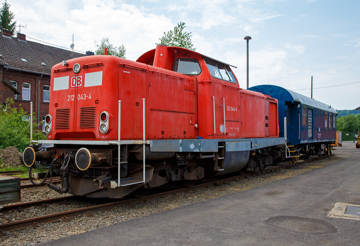 
Die 212 043-4 der Lokvermietung Aggerbahn Andreas Voll e.K. (Wiehl), ex DB 212 043-4, ex DB V 100 2043, am 28.05.2017 im Eisenbahnmuseum Dieringhausen. 

Die V 100.20 wurde 1963 von MaK in Kiel unter der Fabriknummer 1000179 gebaut und als V 100 2043 an die Deutsche Bundesbahn ausgeliefert, mit der Umstellung ins EDV-Nummernsystem erfolgte 1968 dann die Umzeichnung in 212 043-4. Im Jahr 2006 erfolgte dann die Ausmusterung bei der DB und die Lok ging nach Ungarn zur LCH - Logistic Center Hungaria Kft. in Győr als 212 043-4, später DB Schenker Rail Hungaria Kft., bis sie 2012 wieder nach Deutschland zur ALSTOM Lokomotiven Service GmbH in Stendal kam. ALS verhkaufte sie dann 2013 an die Lokvermietung Aggerbahn Andreas Voll e.K. in Wiehl.

Nachdem man eine der Vorserienloks der V100.10 probeweise mit einem 1350 PS starken Motor versehen hatte und diese sich im Betrieb bewährte, wurde zunächst eine Serie von 20 Lokomotiven bestellt, die bis auf den stärkeren Motor der Serie der V100.10 entsprachen.
Bei der ab 1963 gelieferten Serien wurde dann der Rahmen um 200 mm verlängert und der Lüfter wurde nun nach vorne von senkrecht stehenden Lamellen bedeckt.

Gebaut wurden die Loks zum überwiegenden Teil bei MaK, aber auch Deutz (70), Henschel (58) und Jung (37) kamen zum Zuge. Eng verwandt mit der V100.20 sind auch die Steilstreckenloks der späteren Baureihe 213.

Als Motor verwendete man ein 12-Zylinder-V-Dieselmotor vom Typ Daimler-Benz MB 835 Ab (MB 12 V 652 TA/TZ) mit einem Gesamthubraum  von 78,25 Liter der durch einen BBC VTR 250-Abgasturbolader aufgeladen wird, und so eine Leistung von 1350 PS (994 kW) abgibt. Der Dieselmotor incl. Regler wiegt ca. 4.500 kg.

Durch die hohe Motorleistung musste Voith ein neues Strömungsgetriebe für die V 100 entwickeln. Das Ergebnis war das L 216 rs, das in dreistufiger Bauart mit zwei Wandlern und einer hydraulischen Kupplung ausgeführt ist. Das L 216 rs-Getriebe war auf eine Getriebeeingangsleistung von 953 kW (1.300 PS) ausgelegt, was wegen der Verluste vor dem Getriebeeingang auch für einen 990 kW (1.350 PS)-Motor ausreichte. Durch Wirkungsgradverluste im Getriebe liegen die Getriebeausgangsleistungen bei der V 100.20 bei 790 kW (1.075 PS).

Das L 216 rs besteht aus einem Anfahrwandler als ersten, einem Marschwandler als zweiten und einer hydraulischen Kupplung als dritten Gang. Die hydraulische Kupplung setzte man wegen ihres um ca. 6 % besseren Wirkungsgrades ein. Sie dient nur für Beharrungsfahrten bei hohen Geschwindigkeiten; in der Beschleunigungsphase sind die beiden Wandler gefordert.
Die Umschaltung zwischen Langsam- und Schnellgang bzw. Rangier- und Streckengang (Stufenschaltung) erfolgt über zwei Zahnradpaare zwischen der Vorgelegewelle und der darauf folgenden Abtriebswelle. Je ein Zahnradpaar bilden die Übersetzung für Langsam- und Schnellgang. Die Umschaltung erfolgt über einen Handschalthebel und ein mechanisches Gestänge im Stand. Das Strömungsgetriebe wiegt incl. Ölfüllung ca. 4.665 kg.

Für die Stromversorgung im Stand hat die Lok einen Hilfsdieselmotor, mit einer sensationell niedrigen Leistung. Der Hilfsdieselmotor vom Typ AKD 412 Z der Motorenwerke Mannheim (MWM), sitzt im vorderen Vorbau zwischen Hauptdieselmotor und Kühler. Mit einem Hubraum von 2,08 l und einem Gewicht von ca. 580 kg leistet der luftgekühlte Zweizylinder-Viertakt-Reihenmotor satte 16,2 kW und hat eine Nenndrehzahl von 1.800 U/min. Er treibt einen Gleichstromgenerator GZ 164-24 der Fa. Still an, der bei einer Betriebsspannung von 120 V volle 11 kW leistet.

Technische Daten:
Spurweite: 1435 mm
Achsfolge:  B´B´
Länge über Puffer: 12.300 mm
Drehzapfenabstand: 6.000 mm
Drehgestellachsstand: 2.200 mm
größte Breite: 3.115 mm
größte Höhe über Schienenoberkante: 4.275 mm
Raddurchmesser: 950 mm (neu)
kleinster befahrbarer Gleisbogen: 100 m
Dienstgewicht: 63 t
Motor: Daimler-Benz MB 835 Ab, ein 12-Zylinder-V-Dieselmotor mit Abgasturbolader
Motorleistung: 1.350 PS (994 kW) mit max. 1.500 1/min
Getriebe: Voith L216rs
Höchstgeschwindigkeit: 100 km/h
Kraftstoffvorrat: 2.270 l