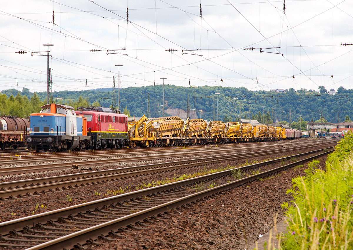 
Die 212 058-2  Lena Sophie  (92 80 1212 058-2 D-LOC) der LoConnect GmbH (Nohfelden) mit der kalten 140 003-5 (91 80 6140 003-5 D-RCCDE) der Rail Cargo Carrier - Germany GmbH, ex DB E 40 003, und einigen Materialf�rder- und Siloeinheiten MFS 100 der Schweerbau am 18.06.2017 in Koblenz-L�tzel.