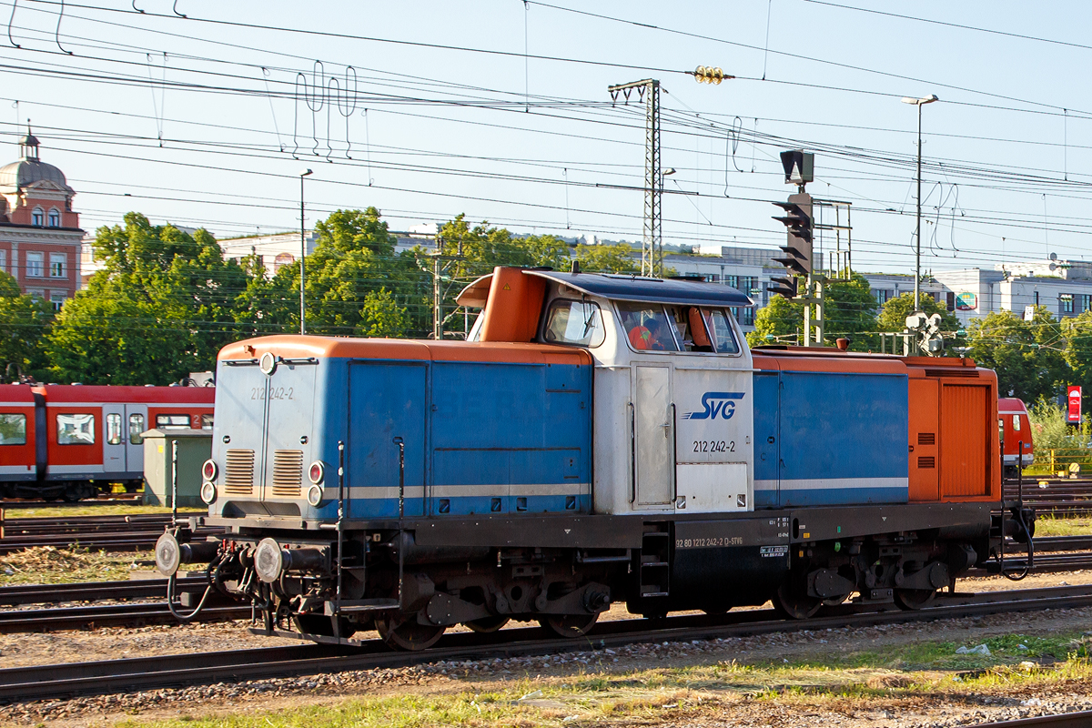 Die 212 242-2 (92 80 1212 242-2 D-STVG) der SVG - Stauden-Verkehrs-GmbH, ex DB V 100 2242, f�hrt am 04.06.2019 durch den Bahnhof M�nchen Ost.

Die Die V 100.20 wurde 1965 von MaK unter der Fabriknummer 1000289 gebaut und als V 100 2242 an die Deutsche Bundesbahn geliefert, 1968 erfolgte dann die Umzeichnung in 212 242-2. Nach der Ausmusterung bei der DB im Jahr 2006 ging sie an die DB Tochter LCH - Logistic Center Hungaria Kft. (Győr) nach Ungarn und wurde als 0469 003-1  (92 55 0469 003-1 H-LCH). 2012 kam sie wieder nach Deutschland, �ber ALS ging sie an die NBE RAIL GmbH (92 80 1212 242-2 D-NBEG), bis sie 2015 zur SVG ging.
