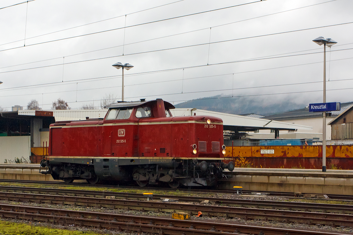 
Die 212 325-5 (92 80 1212 325-5 D-EFW) der EfW-Verkehrsgesellschaft, ex DB V 100 2325, rangiert am 16.11.2014 in Kreuztal.

Die V 100.20 wurde 1966 von MaK in Kiel unter der Fabriknummer 1000372 gebaut und als V 100 2325 an die Deutsche Bundesbahn geliefert, zu 01.01.1968 erfolgte die Umzeichnung in DB 212 325-5. Im Jahr 2001 erfolgte die Ausmusterung bei der DB, nach einigen Stationen kam sie dann 2010 zur EfW-Verkehrsgesellschaft mbH in Frechen.