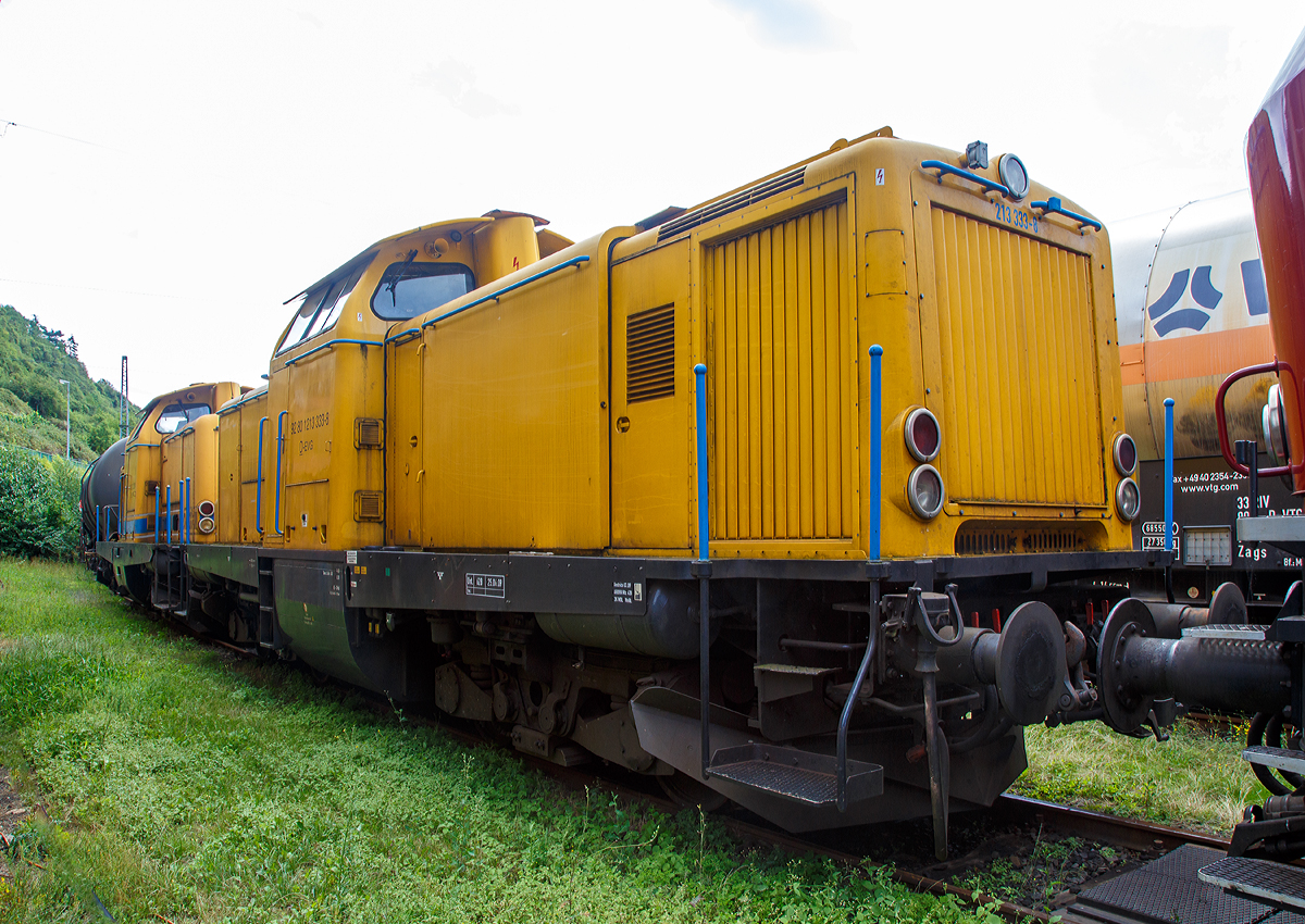 
Die 213 333-8 (92 80 1213 333-8 D-EVG) und dahinter die 213 336-1 (92 80 1213 336-1 D-EVG) beide der Eifelbahn Verkehrsgesellschaft mbH, Linz am Rhein, abgestellt am 30.07.2017 in Linz/Rhein.

Lebensläufe der beiden Steilstrecken V 100.20:
Beide Loks wurden 1966 von Maschinenbau Kiel GmbH (MaK) gebaut.
Die 213 333-8 wurde unter der Fabriknummer 1000383 gebaut und als V 100 2336 an die Deutsche Bundesbahn geliefert, zum 01.01.1968 erfolgte dann die Umzeichnung in DB 213 333-8 und als diese fuhr sie bis zur Ausmusterung 2007. 
Von 2007 bis 2010 DBG - Deutsche Bahn Gleisbau GmbH und von 2010 bis 2015 DB Bahnbau Gruppe GmbH, seit 2015 ist sie bei der EVG in LINZ.

Die 213 336-1 wurde unter der Fabriknummer 1000380 gebaut und als V 100 2336 an die Deutsche Bundesbahn geliefert, zum 01.01.1968 erfolgte dann die Umzeichnung in DB 213 336-1 und als diese fuhr sie bis zur Ausmusterung 2001. 
Von 2002 bis 2010 DBG - Deutsche Bahn Gleisbau GmbH und von 2010 bis 2014 DB Bahnbau Gruppe GmbH, seit 2014 ist sie bei der EVG in LINZ.

Die Baureihe V100.20 (spätere 212) ist die leistungsstärkere Variante der V 100. Sie war im Gegensatz zur im Nebenbahndienst eingesetzten V 100.10 auch für den Haupt- und Steilstreckendienst vorgesehen. Bis 1966 wurden insgesamt 381 Exemplare in Dienst gestellt. Um auch auf den damals noch vorhandenen Steilstrecken die Dampfloks ganz ersetzen zu können, benötigte die DB eine Reihe von Lokomotiven, die den speziellen Betriebsvorschriften für Strecken mit mehr als 40 ‰ Gefälle genügten. Hauptforderung war ein unabhängiges zweites Bremssystem, das in diesem Falle durch eine hydrodynamische Bremse realisiert wurde. Das dafür benutzte Getriebe ist dann auch der Hauptunterschied zur V100.20. Ebenfalls geändert wurde die Kühlanlage, um die beim Bremsen entstehende Wärme abführen zu können. Der Hilfsdiesel musste Platzgründen wegfallen. Zehn Lokomotiven, aus der letzten Serie von 150 Maschinen, wurden so gebaut.

Trotz der Unterschiede zur V100.20 wurden die Steilstreckenloks zunächst gemeinsam mit diesen eingenummert. Erst als 1968 die Baureihenbezeichnung in 212 geändert wurde, erhielten die zehn Loks die neue Bezeichnung 213. Die Ordnungsnummern wurden jedoch beibehalten, wodurch die Verwandtschaft noch heute deutlich wird.

TECHNISCHE DATEN:
Spurweite  1.435 mm
Achsfolge  B´B´
Länge über Puffer: 12.300 mm
Drehzapfenabstand: 6.000 mm
Achsabstand im Drehgestell: 2.200 mm
größte Breite: 3.115 mm
größte Höhe über Schienenoberkante: 4.275 mm
Raddurchmesser neu:  950 mm
kleinster befahrbarer Gleisbogen: 100 m
Dienstgewicht: 64 t
Dieselmotor:  Daimler-Benz MB835Ab
Motorleistung:  1.350 PS (994 kW)
Motordrehzahl:  1.500 U/min
Getriebe:  Voith L620brs
Höchstgeschwindigkeit:  100 km/h
Kraftstoffvorrat:  2.270 l
