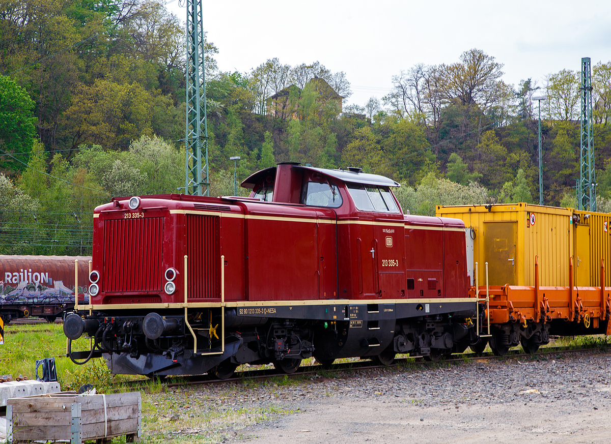 Die 213 335-3 (92 80 1213 335-3 D-NESA), der NeSA Eisenbahn-Betriebsgesellschaft Neckar-Schwarzwald-Alb mbH (Rottweil), ex DB V 100 2335, ist am 29.04.2022, mit der SPENO Schienenschleifeinheit RR 16 MS-6 (99 84 9127 001-8 NL- SPENO) und dem zugehörigen Schutzwagen 31 85 3936 163-0 CH-WASCO, der Gattung Res, beladen mit Werkstatt- und Aufenthaltscontainern, in Betzdorf (Sieg) abgestellt.

Die Steilstrecken V 100.20 wurde 1966 von Maschinenbau Kiel GmbH (MaK) unter der Fabriknummer 1000382 gebaut und als V 100 2335 an die Deutsche Bundesbahn geliefert, zum 01.01.1968 erfolgte dann die Umzeichnung in DB 213 335-3 und als diese fuhr sie bis zur Ausmusterung 1999. Bereits 2000 ging sie an die NeSA.

Die Baureihe V100.20 (spätere 212) ist die leistungsstärkere Variante der V 100. Sie war im Gegensatz zur im Nebenbahndienst eingesetzten V 100.10 auch für den Haupt- und Steilstreckendienst vorgesehen. Bis 1966 wurden insgesamt 381 Exemplare in Dienst gestellt. Um auch auf den damals noch vorhandenen Steilstrecken die Dampfloks ganz ersetzen zu können, benötigte die DB eine Reihe von Lokomotiven, die den speziellen Betriebsvorschriften für Strecken mit mehr als 40 ‰ Gefälle genügten. Hauptforderung war ein unabhängiges zweites Bremssystem, das in diesem Falle durch eine hydrodynamische Bremse realisiert wurde. Das dafür benutzte Getriebe ist dann auch der Hauptunterschied zur V100.20. Ebenfalls geändert wurde die Kühlanlage, um die beim Bremsen entstehende Wärme abführen zu können. Der Hilfsdiesel musste Platzgründen wegfallen. Zehn Lokomotiven, aus der letzten Serie von 150 Maschinen, wurden so gebaut.

Trotz der Unterschiede zur V100.20 wurden die Steilstreckenloks zunächst gemeinsam mit diesen eingenummert. Erst als 1968 die Baureihenbezeichnung in 212 geändert wurde, erhielten die zehn Steilstreckenloks die neue Baureihenbezeichnung 213. Die Ordnungsnummern wurden jedoch beibehalten, wodurch die Verwandtschaft noch heute deutlich wird.

TECHNISCHE DATEN:
Spurweite 1.435 mm
Achsfolge B´B´
Länge über Puffer: 12.300 mm
Drehzapfenabstand: 6.000 mm
Achsabstand im Drehgestell: 2.200 mm
Treibraddurchmesser:  950 mm (neu)
größte Breite: 3.115 mm
größte Höhe über Schienenoberkante: 4.275 mm
kleinster befahrbarer Gleisbogen: 100 m
Dienstgewicht: 64 t
Dieselmotor: V-12-Zylinder 4-Takt Dieselmotor mit Vorkammereinspritzung, Typ MTU 12V652 TA/TZ10
Motorleistung: 1.350 PS (994 kW)
Motordrehzahl: 1.500 U/min
Anfahrzugkraft: 177 kN
Getriebe: Voith L620brs
Höchstgeschwindigkeit: 100 km/h (Streckengang) / 65 km/h (Rangiergang) 
Kraftstoffvorrat: 2.270 l
