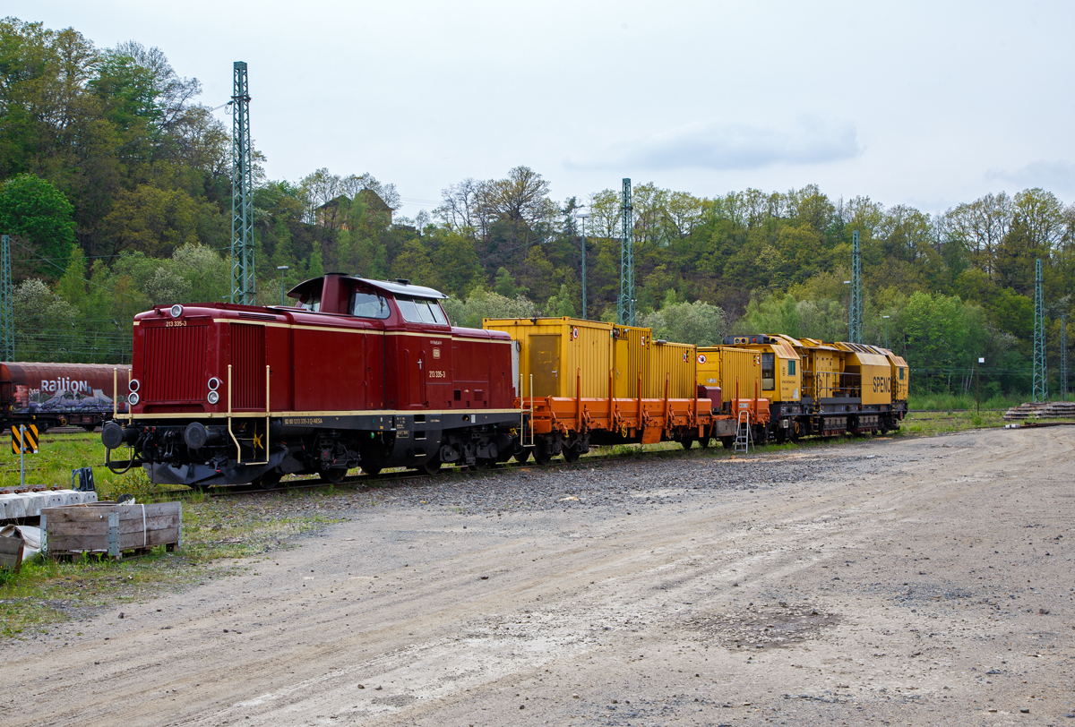Die 213 335-3 (92 80 1213 335-3 D-NESA), der NeSA Eisenbahn-Betriebsgesellschaft Neckar-Schwarzwald-Alb mbH (Rottweil), ex DB V 100 2335, ist am 29.04.2022, mit der SPENO Schienenschleifeinheit RR 16 MS-6 (99 84 9127 001-8 NL- SPENO) und dem zugehörigen Schutzwagen 31 85 3936 163-0 CH-WASCO, der Gattung Res, beladen mit Werkstatt- und Aufenthaltscontainern, in Betzdorf (Sieg) abgestellt.