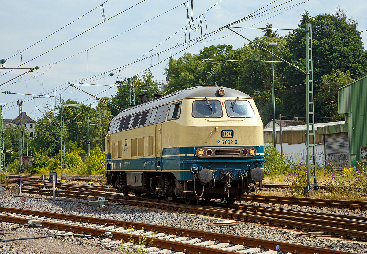 
Die 215 082-9 der Aggerbahn (Andreas Voll e.K., Wiehl), eigentlich 225 082-7 (92 80 1225 082-7 D-AVOLL), ex DB 225 082-7, ex DB 215 082-9, fährt am 21.07.2018 vom Betzdorf (Sieg) in den Abstellbereich.

Die V 163 wurde 1971 bei MaK in Kiel unter der Fabriknummer 2000087 gebaut und als 215 082-9 an die DB geliefert. Im Jahr 2001 erfolgte der Umbau und Umbezeichnung in 225 082-7. Am 12.01.2009  erfolgte die z-Stellung und am 02.02.2012  die Ausmusterung  bei der DB. Über ALS - ALSTOM Lokomotiven Service GmbH in Stendal kam sie dann im Frühjahr 2013 zur Aggerbahn, sie hat die NVR-Nummer 92 80 1225 082-7 D-AVOLL).