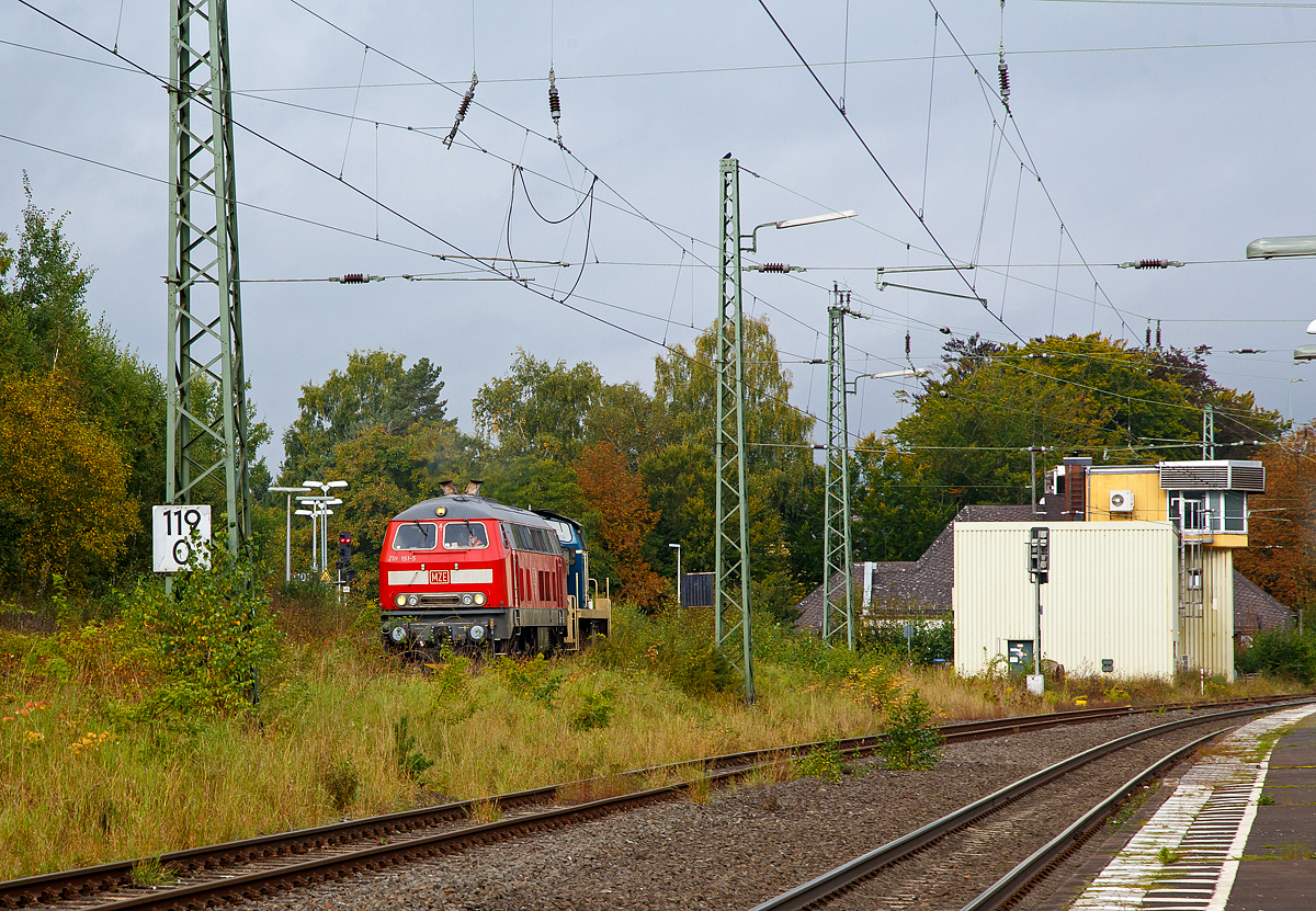 Die 218 191-5 (92 80 1218 191-5 D-MZE) der MZE - Manuel Zimmermann Eisenbahndienstleistungen, Hellenhahn-Schellenberg (Ww), ex DB 218 191-5, mit der  V 90 - 295 095-4 (98 80 3295 095-4 D-MZE) der Schütz GmbH & Co. KGaA (Selters) eingestellt durch die MZ Eisenbahndienstleistungen im Schlepp, erreichen, von Betzdorf via Herdorf über die Hellertalbahn (KBS 462) kommend, am 28.09.2021 Haiger. Hier haben sie kurz Hp 0.

Rechts das Stellwerk Haiger Fahrdienstleiter  (Hf) .