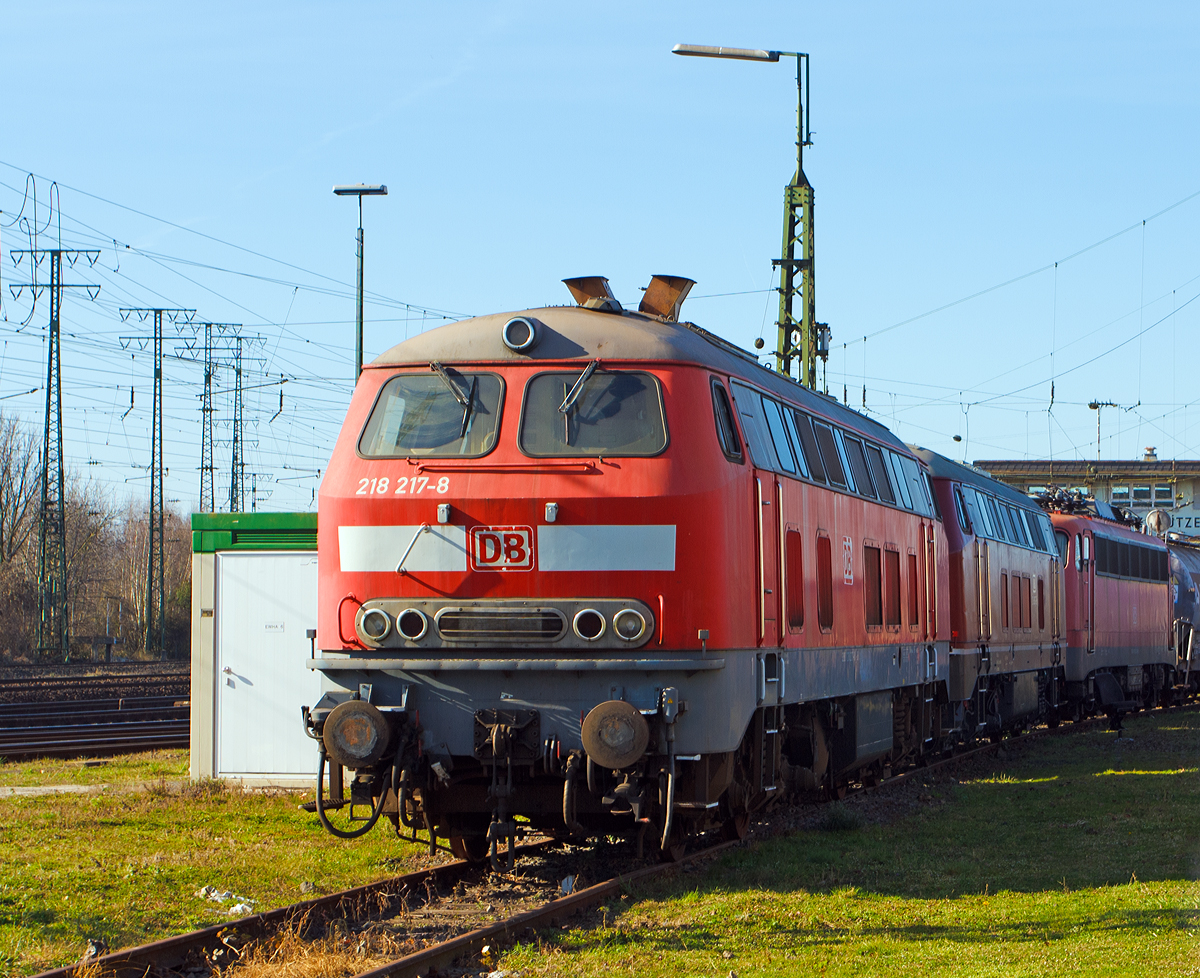 
Die 218 217-8 (92 80 1218 217-8 D-DB) am 09.03.2014 im DB Museum Koblenz-Lützel.

Die V 164 wurde 1973 bei Krupp unter der Fabriknummer  5321 gebaut und an die Deutschen Bundesbahn (DB) geliefert. 
Sie war bis August 2002 eigentlich die einzige DB-Lok der BR 218, die den TEE-Anstrich (rot/beige) hatte.

Technische Daten:
Achsformel:  B'B'
Spurweite:  1.435 mm
Länge: 16.400 mm
Drehzapfenabstand: 8.600 mm
Drehgestellachsstand: 2.800 mm
Gewicht:  80 Tonnen
Radsatzfahrmasse:  20,0 Tonnen
Höchstgeschwindigkeit:  140 km/h
Kleinster befahrbarer Gleisbogen: R 100 m
Motor: Wassergekühlter V 12 Zylinder Viertakt MTU - Dieselmotor vom Typ MA 12 V 956 TB 11 (abgasoptimiert) mit Direkteinspritzung und Abgasturboaufladung mit Ladeluftkühlung (Motornummer 592 0874)
Motorleistung: 2.800 PS (2.060 kW) bei 1500 U/min
Motorhubraum: 114,67 Liter (insgesamt)
Getriebe: MTU-Getriebe K 252 SUBB (mit 2 hydraulische Drehmomentwandler)
Leistungsübertragung: hydraulisch
Tankinhalt:  3.150 l
