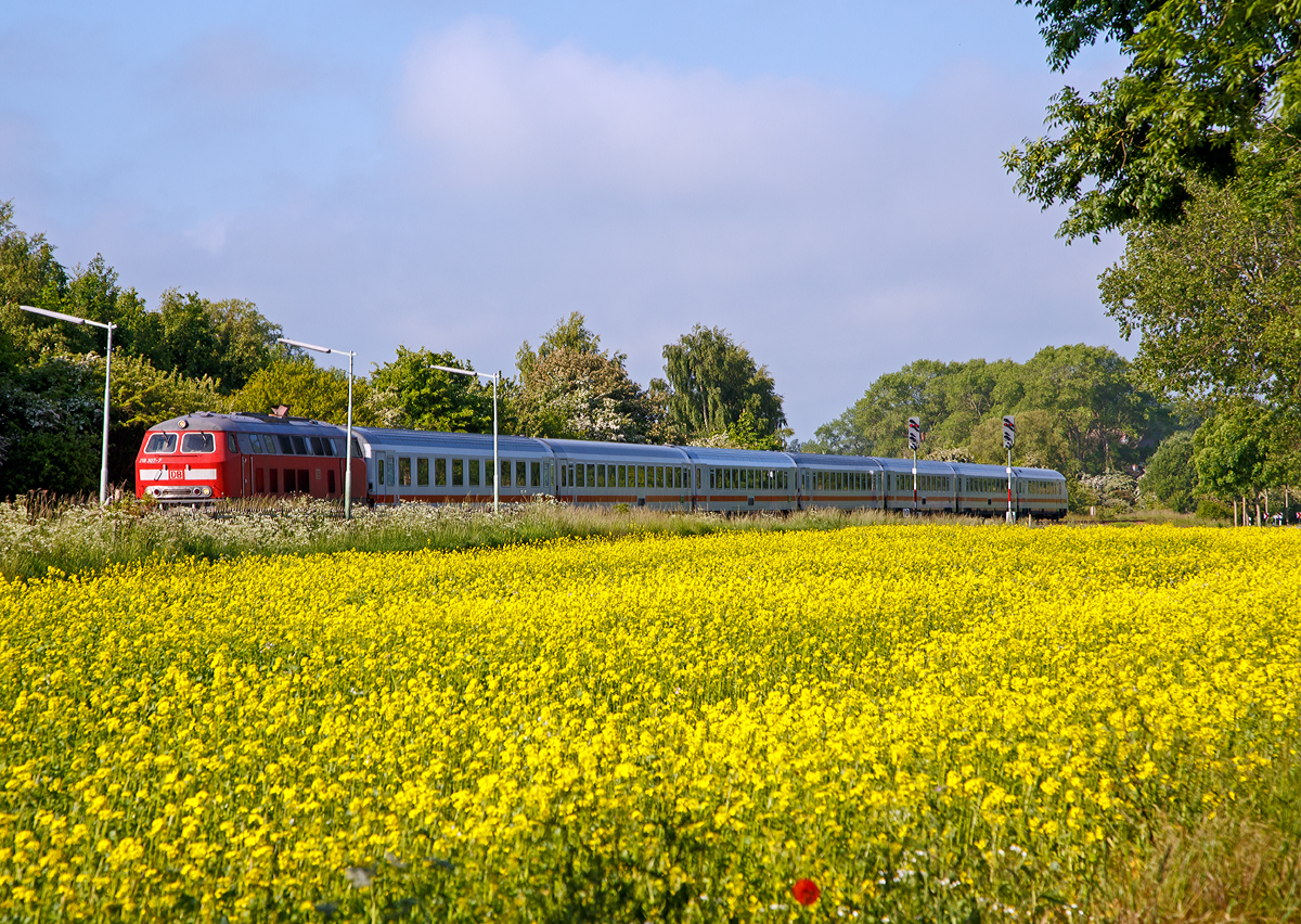 
Die 218 307-7 fährt am 12.06.2015 mit dem EC 31 (Hamburg - Lübeck - Puttgarten - Rödby - Kopenhagen) durch Großenbrode. 

Der EC 31 fährt hier auf der Bahnstrecke Lübeck–Puttgarten (KBS 141) ein Teil der sogenannten Vogelfluglinie.
