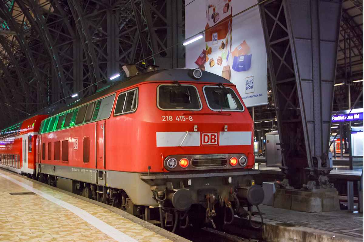 
Die 218 415-8 (92 80 1218 415-8 D-DB) der DB Regio steht am 28.09.2012 mit einem Regionalzug im Hbf Frankfurt am Main. 

Die V 164 wurde 1977 von Krupp unter der Fabriknummer 5381 gebaut.