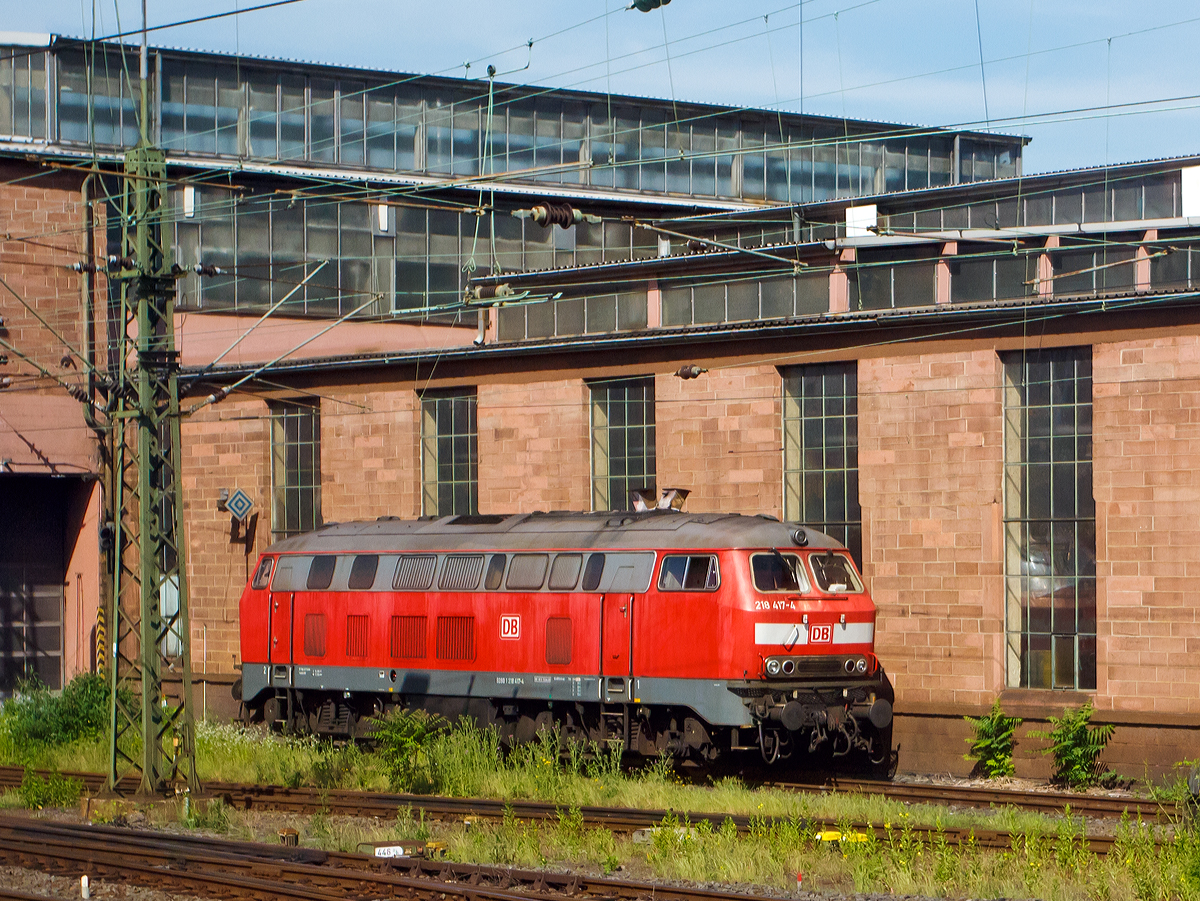 
Die 218 417-4 (92 80 1218 417-4 D-DB) ist am 25.05.2012 beim Betriebswerk in Frankfurt am Main Hauptbahnhof abgestellt. 

Die V 164 wurde 1977 bei Krupp unter Fabriknummer 5383 gebaut und an die Deutsche Bundesbahn geliefert.

Hinweis: Die Aufnahme entstand aus einem ausfahrenden Zug heraus.