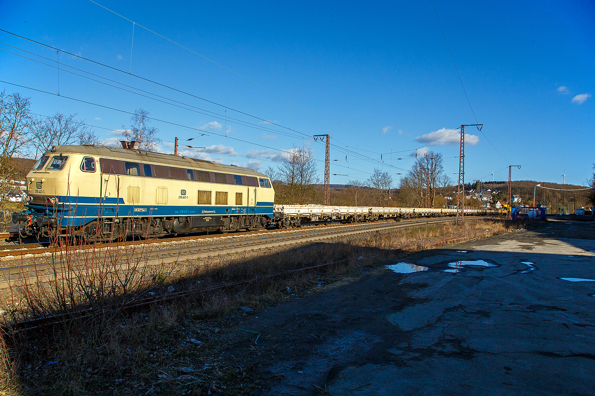 Die 218 447-1 (92 80 1218 447-1 D-RPRS) der Railsystems RP GmbH (Gotha) fährt am 27.02.2021, mit einem Bauzug (leere Flachwagen und GOTTWALD Gleisbauschienenkran GS 20.08 T) der Eiffage Rail, durch Rudersdorf (Kr. Siegen) über die Dillstrecke (KBS 445) in Richtung Siegen.

Die V164 wurde 1977 von Henschel & Sohn in Kassel unter der Fabriknummer 32041 gebaut und an die Deutsche Bundesbahn geliefert. Bis 2017 war sie im Bestand der DB AG. Sie hat die Zulassungen für D, A, B, CH, F, DK, NS, CS (und H nur mit eingeschränkter).