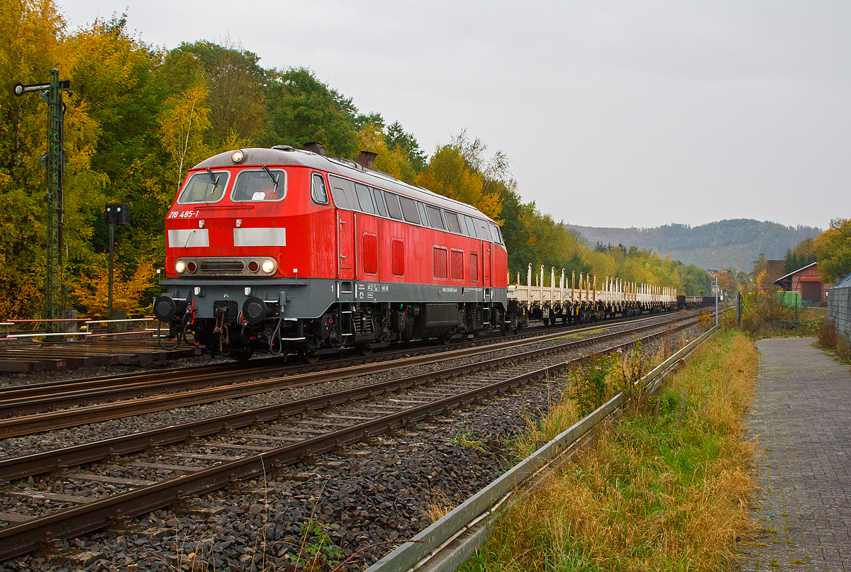 
Die 218 485-1 (92 80 1218 485-1 D-AIX) der AIXrail GmbH ist am 20.10.2020 mit einem Flachwagenzug im Bahnhof Herdorf. Der Wagenzug wird später mit Altschotter beladen.

Die V 164 wurde 1978 von der Krauss-Maffei AG in München-Allach unter der Fabriknummer 19800 gebaut und an die DB geliefert, 2018 wurde sie bei der DB ausgemustert und an die AIXrail GmbH in Aachen verkauft.
