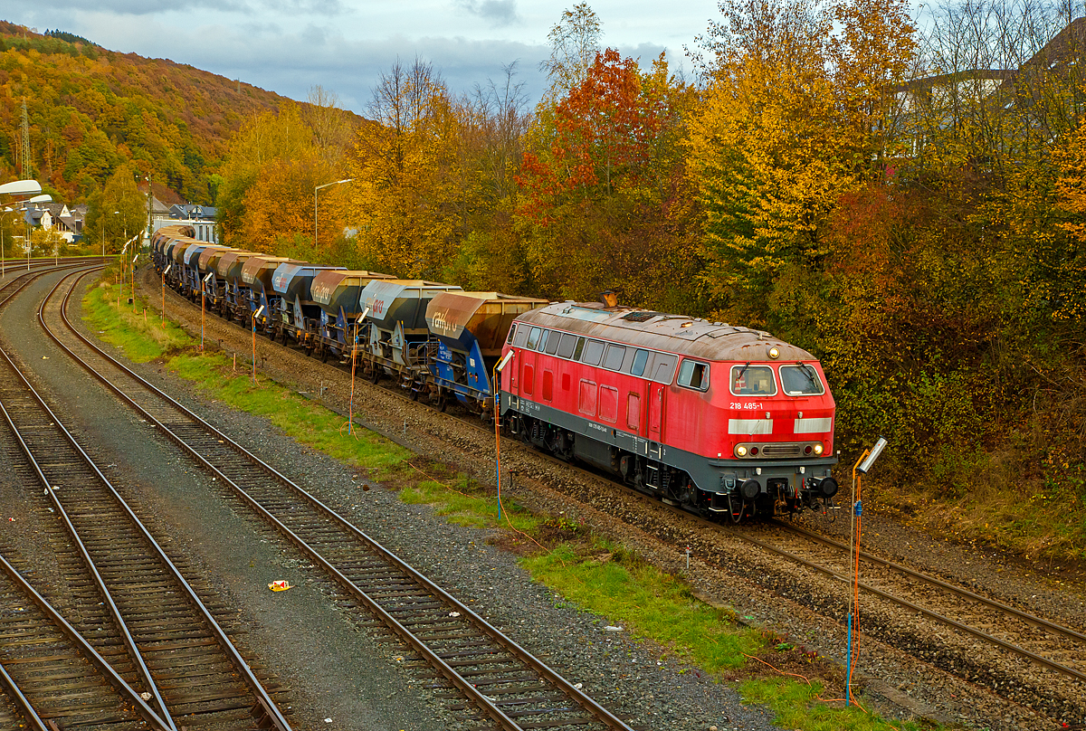 
Die 218 485-1 (92 80 1218 485-1 D-AIX) der AIXrail GmbH mit einem Schotterzug (zweiachsige Schüttgutwagen der Gattung Fccpps) am 27.10.2020 in Herdorf.

Die V 164 wurde 1978 von der Krauss-Maffei AG in München-Allach unter der Fabriknummer 19800 gebaut und an die DB geliefert, 2018 wurde sie bei der DB ausgemustert und an die AIXrail GmbH in Aachen verkauft.

Die Lok hat die Zulassungen für D, A, CH, F, DK und SC.