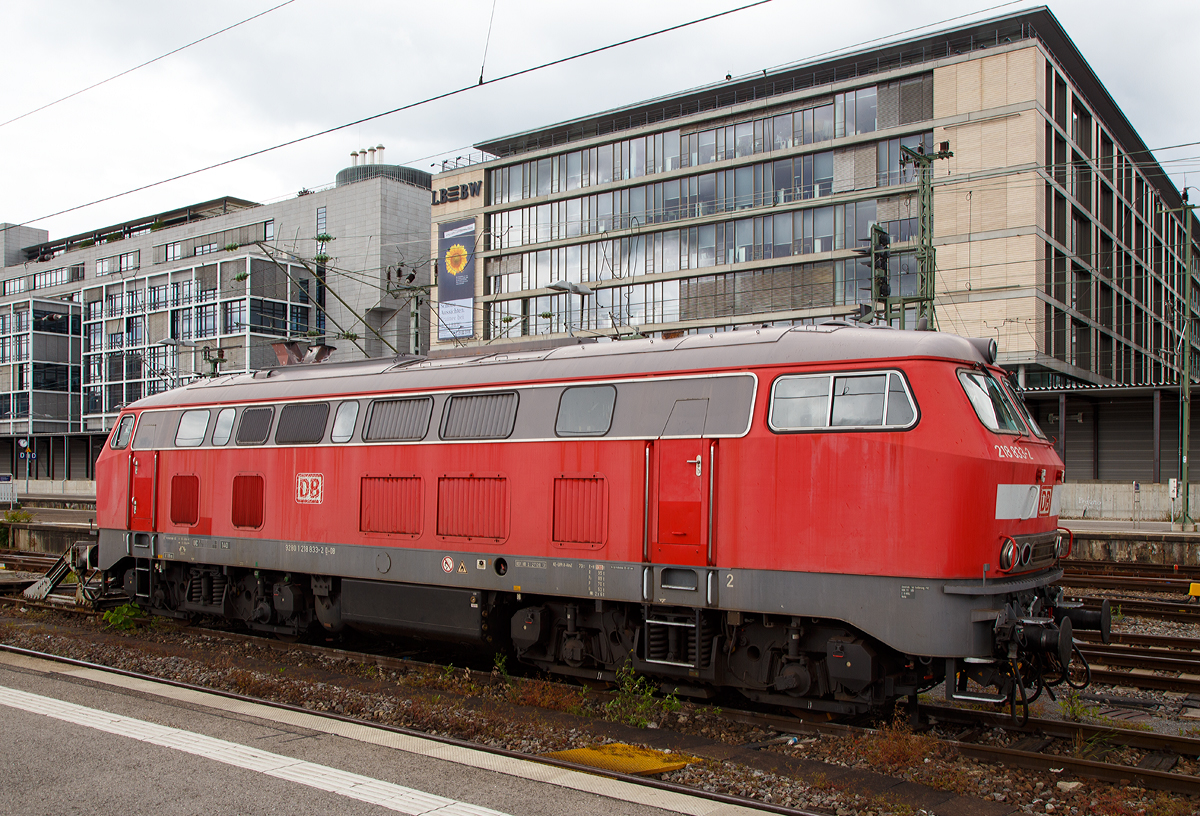 
Die 218 833-2 (ex 218 383-8) der DB Fernverkehr AG ist am 17.06.2016 ist beim Stuttgart abgestellt, an die Schraubkupplung kann auch eine ICE-Abschleppkupplung gehangen werden.

Die V 164 wurde 1975 bei Henschel in Kassel unter der Fabriknummer 31841 gebaut und als 218 383-8 an die Deutsche Bundesbahn geliefert. Im November 2005 erfolgte der Umbau zur Schlepplok und Umzeichnung in 218 833-2 (NVR-Nr. 9280 1 218 833-2 D-DB)

Technische Daten:
Achsformel: B'B'
Spurweite: 1.435 mm
L�nge: 16.400 mm
Gewicht: 80 Tonnen
Radsatzfahrmasse: 20,0 Tonnen
H�chstgeschwindigkeit: 140 km/h
Motor: Wassergek�hlter V 12 Zylinder Viertakt MTU - Dieselmotor vom Typ 12 V 956 TB 11 (abgasoptimiert ) mit Direkteinspritzung und Abgasturboaufladung mit Ladeluftk�hlung
Motorleistung: 2.800 PS (2.060 kW) bei 1500 U/min
Getriebe: MTU-Getriebe K 252 SUBB (mit 2 hydraulische Drehmomentwandler)
Leistungs�bertragung: hydraulisch
Tankinhalt: 3.150 l

Einige Lokomotiven, wie diese hier, der Baureihe 218 wurden zu Schlepploks f�r liegengebliebene oder schadf�llig gewordene ICE -Z�ge auf den Neubaustrecken K�ln-Rhein/Main und N�rnberg-Ingolstadt umgebaut. Diese Loks sind als Baureihe 218.8 bei der DB Fernverkehr AG eingestellt. Diese Lokomotiven wurden f�r Schleppzwecke mit �bergangskupplungen Typ Scharfenberg ausger�stet.