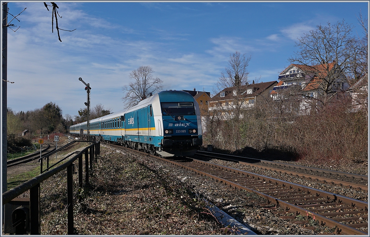 Die 223 065 erreicht mit ihrem Alex Lindau Aeschbach und somit in Kürze ihr Ziel Lindau Hbf. 

16. März 2019