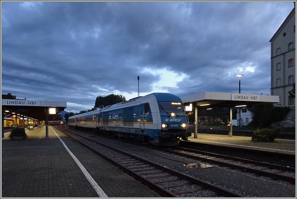 Die 223 070 mit einen nur zwei Wagen langen  Alex  wartet in Lindau auf die Abfahrt nach München.
17. Sept. 2015